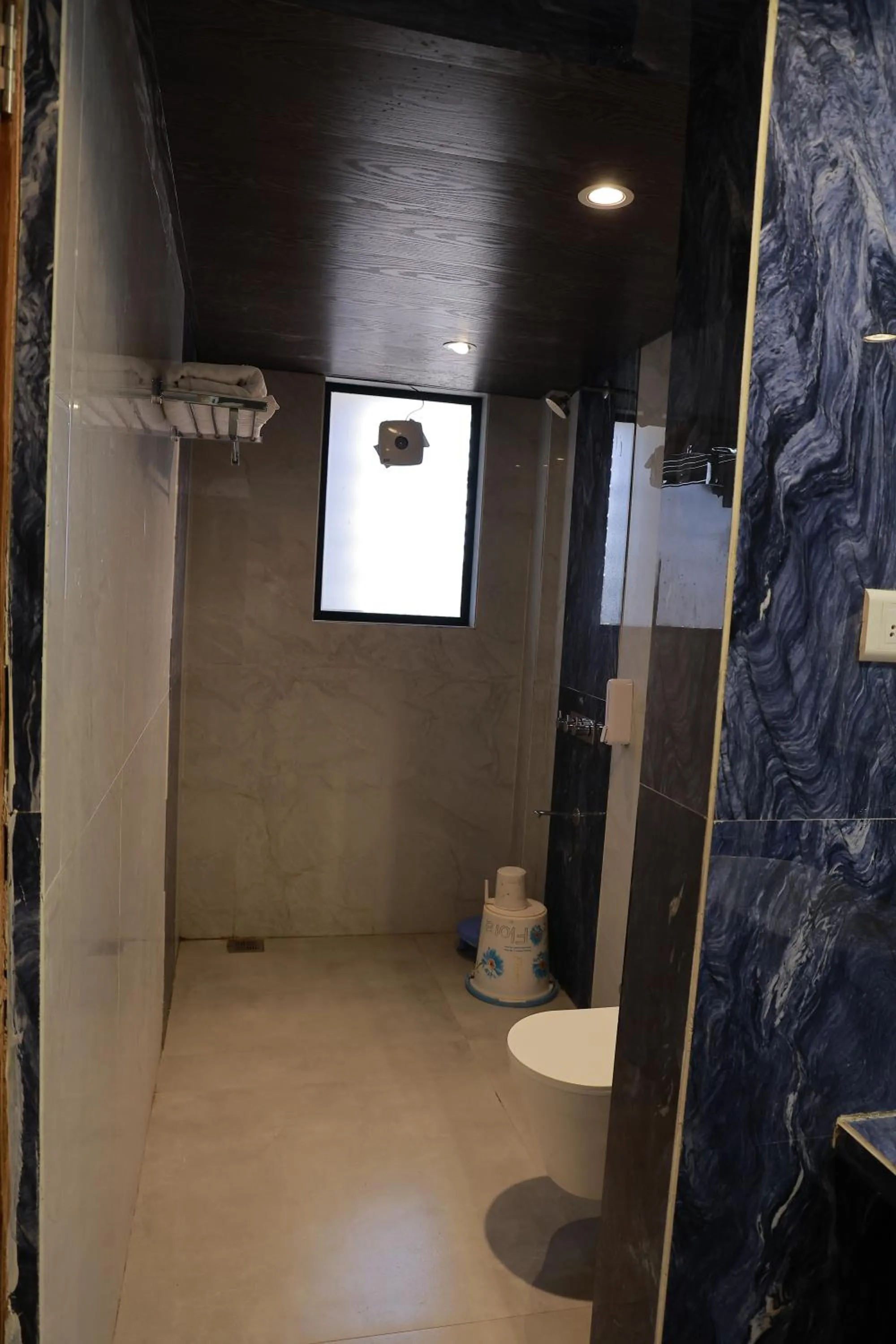 Bathroom in Hotel Sai Palkhi Niwara