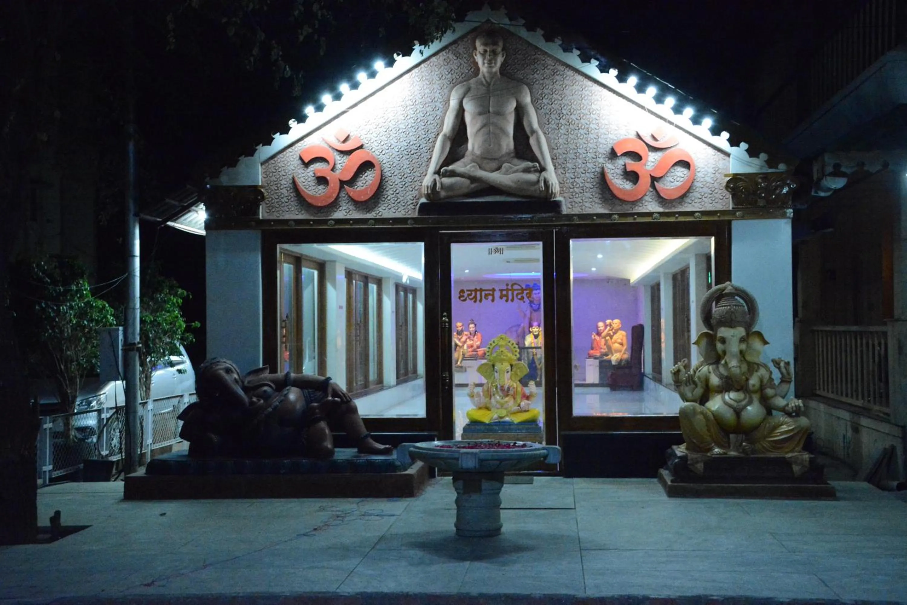 Garden view in Hotel Sai Palkhi Niwara