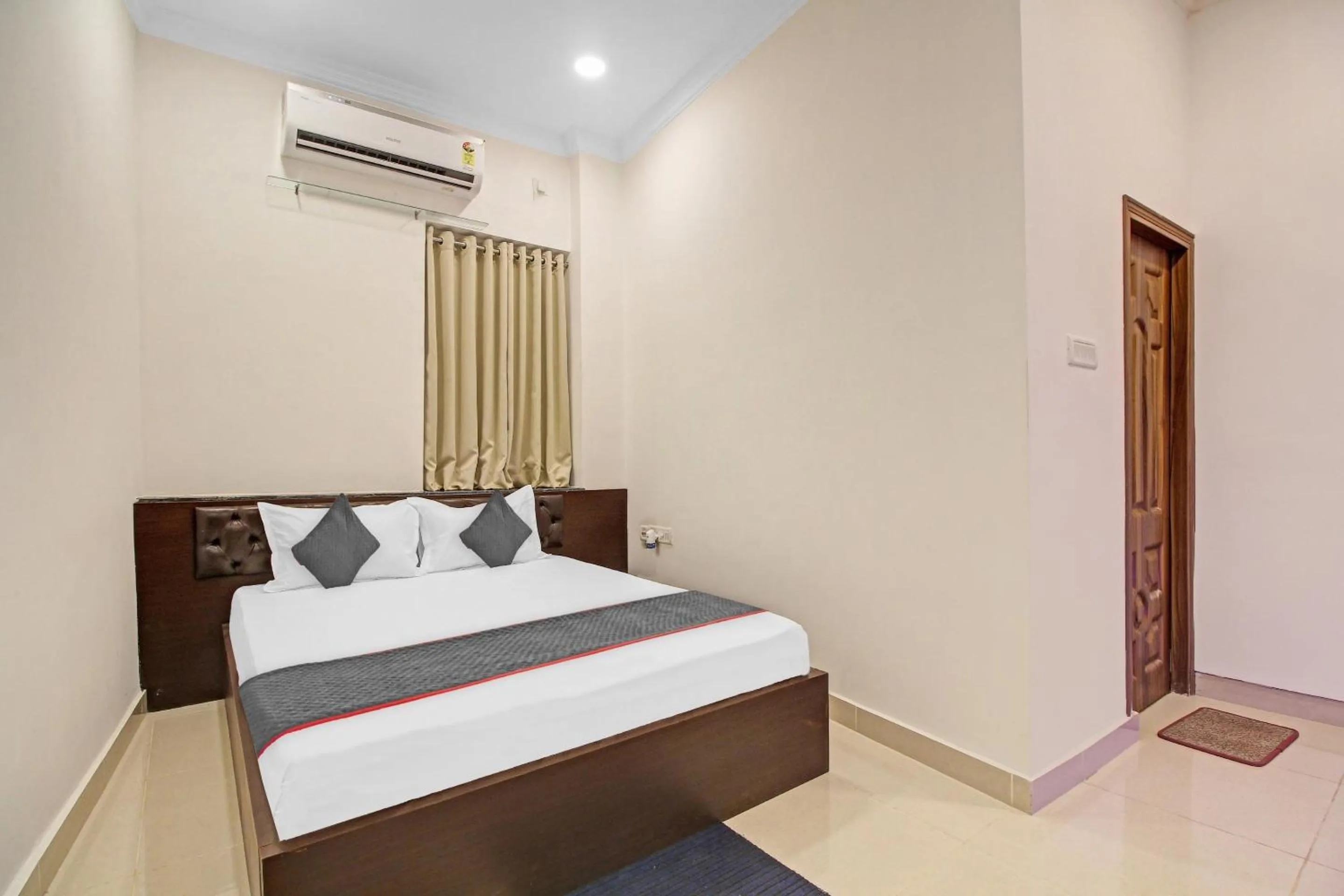 Bedroom, Bed in Super Townhouse Centre Point Inn Near Esplanade Metro Station