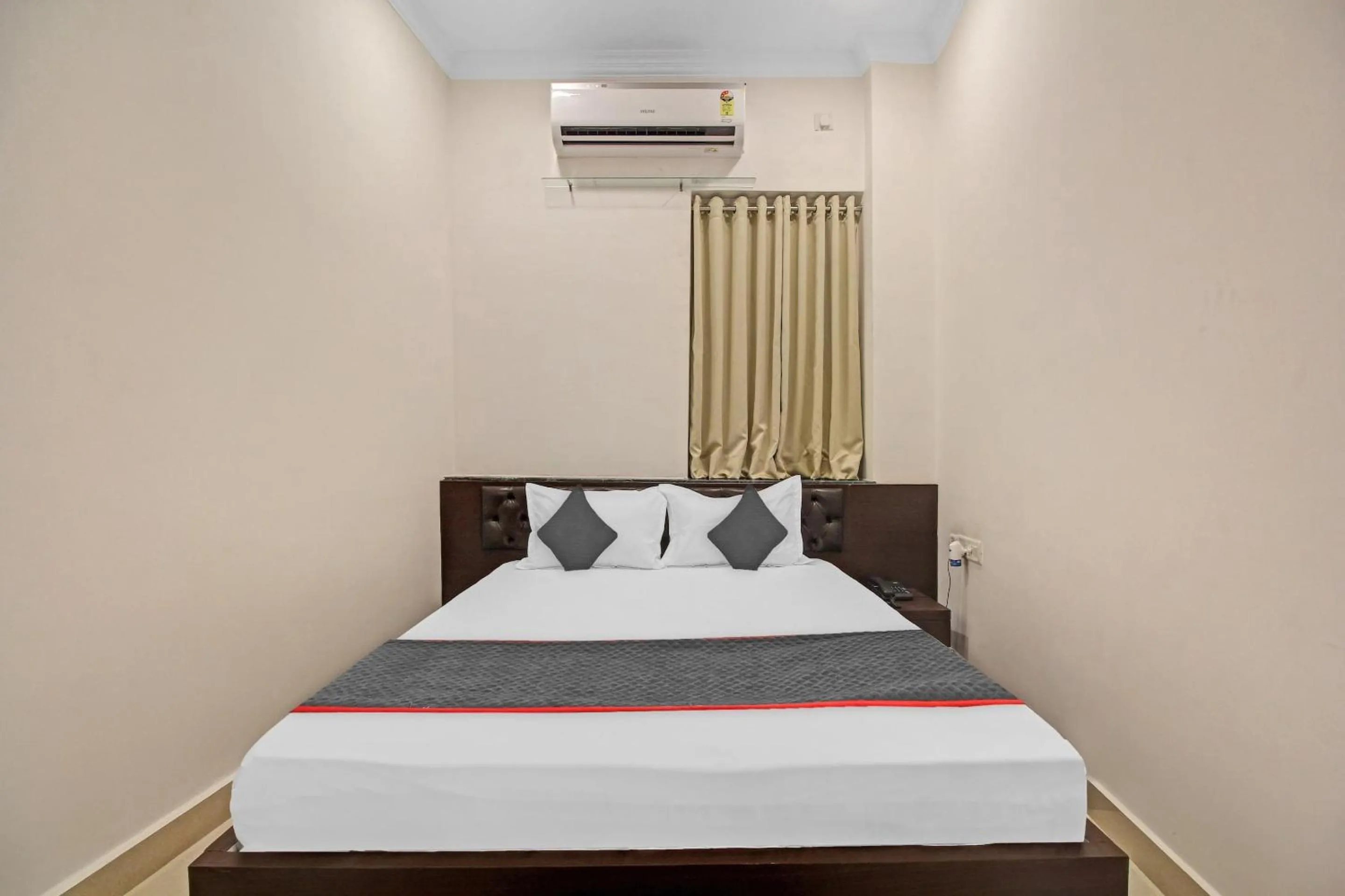 Bedroom, Bed in Super Townhouse Centre Point Inn Near Esplanade Metro Station