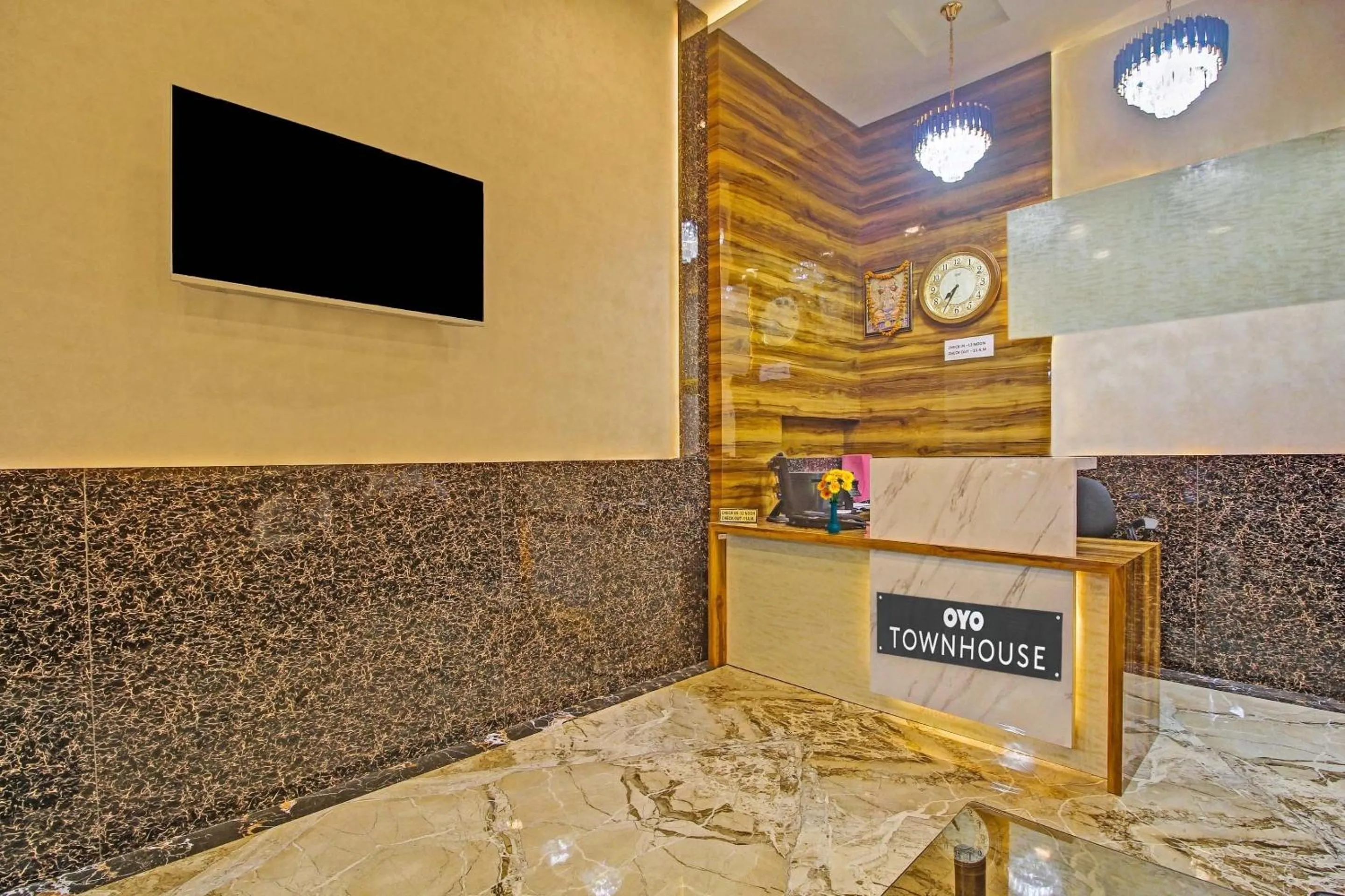 Lobby or reception in Townhouse Centre Point Inn Near Esplanade Metro Station