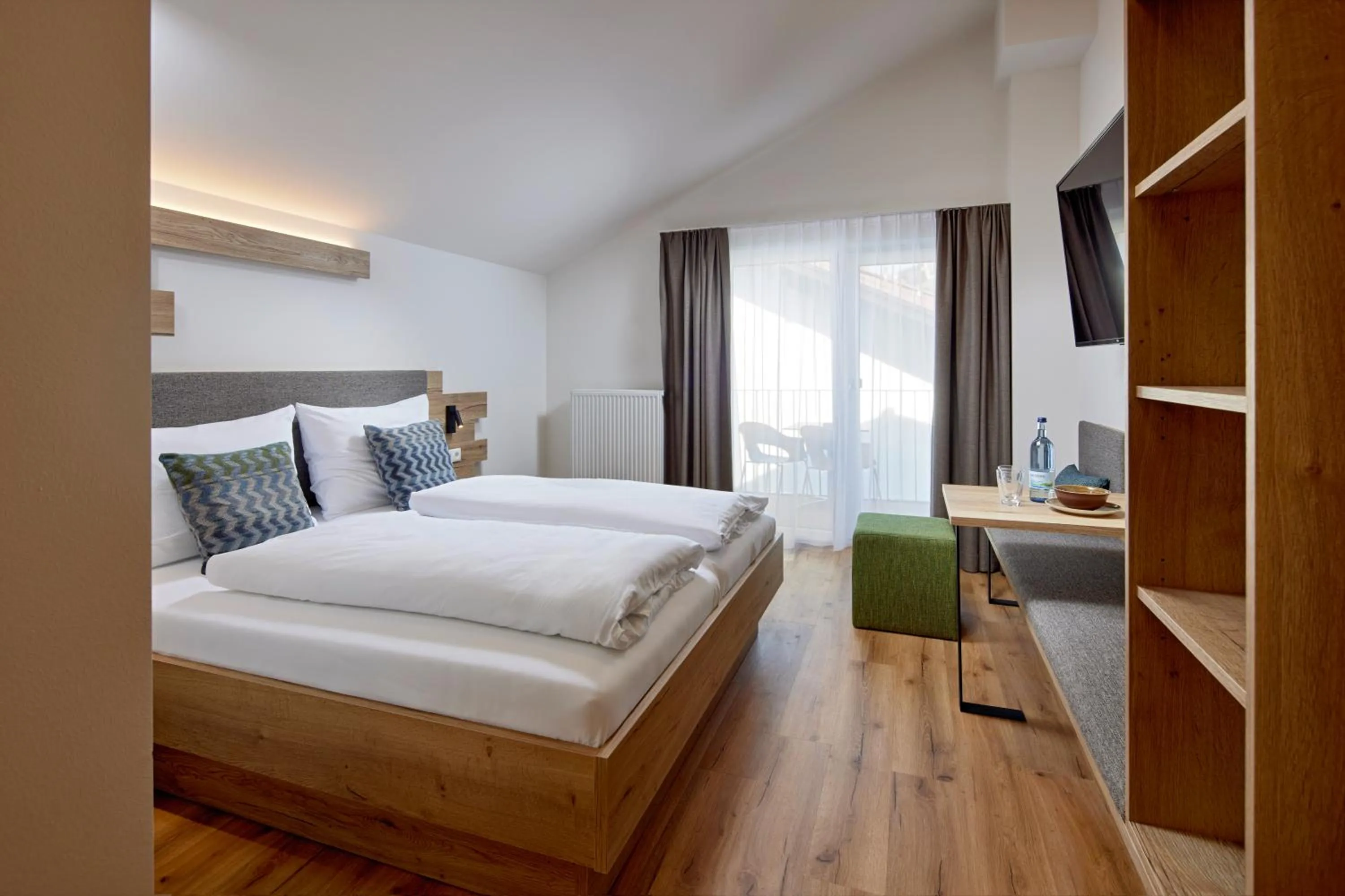 room service, Bed in BergBuddies - Übernachtung inklusive kostenlosen Bergbahntickets und vielem mehr