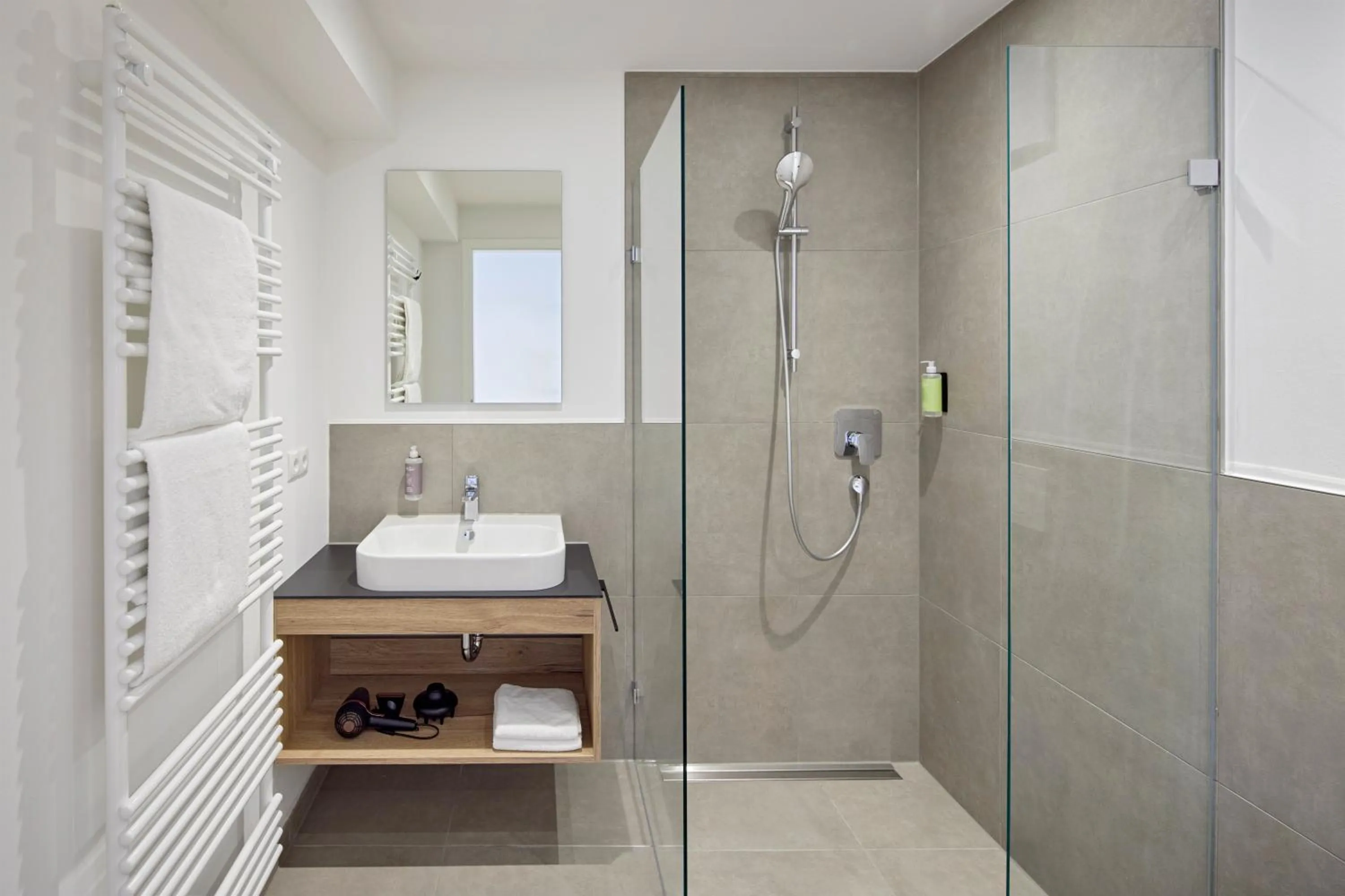 Shower in BergBuddies - Übernachtung inklusive kostenlosen Bergbahntickets und vielem mehr