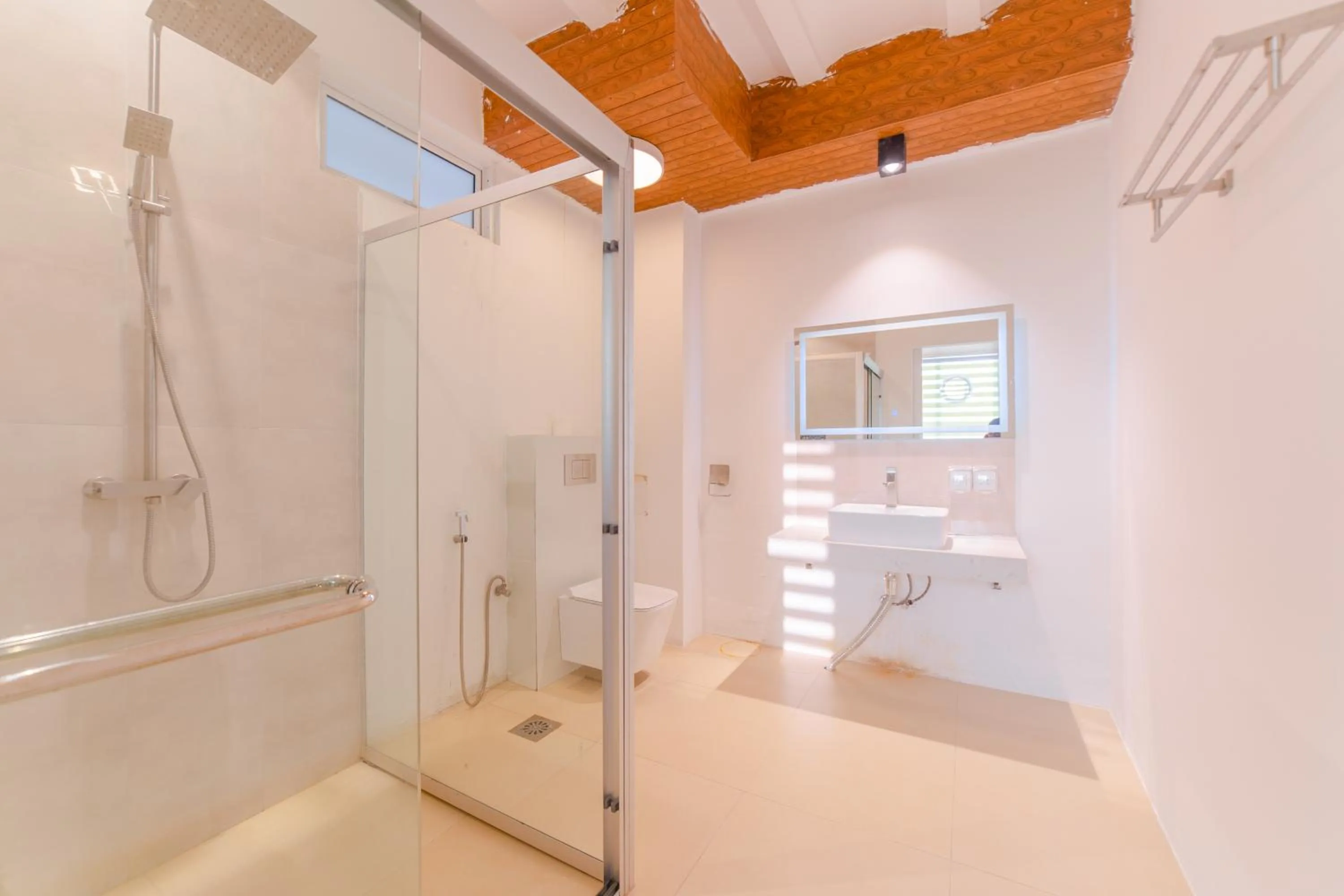 Shower in Si! Coral Inn