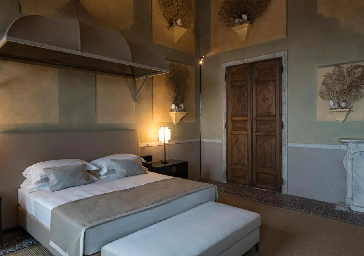 Bed in Hotel Palazzo Durazzo Suites