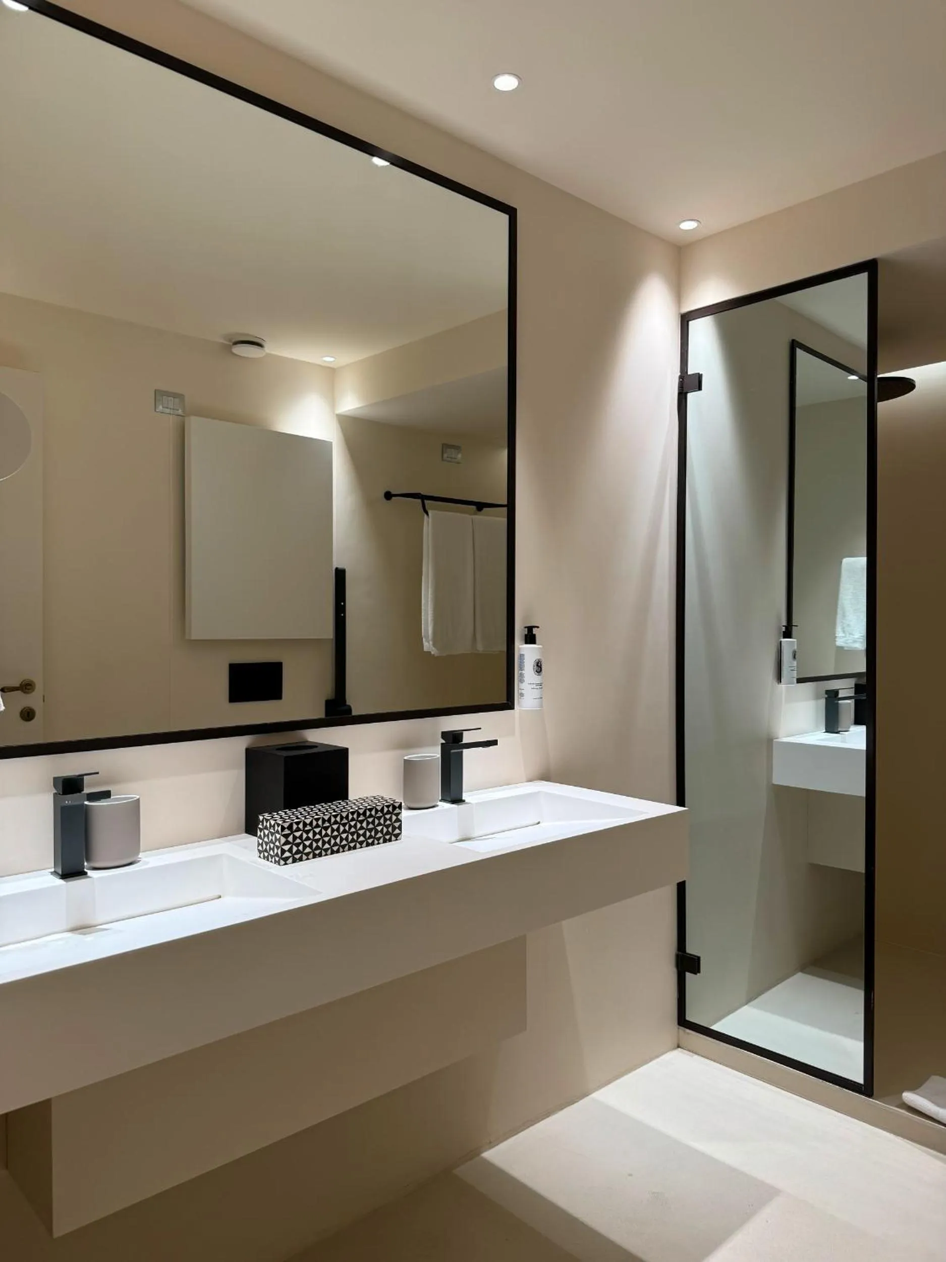 Shower in Hotel Palazzo Durazzo Suites