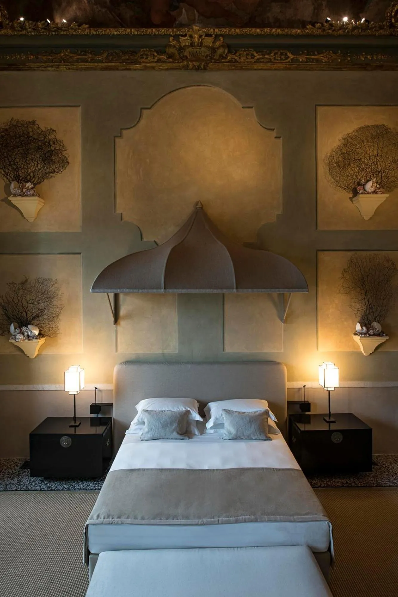 Bed in Hotel Palazzo Durazzo Suites