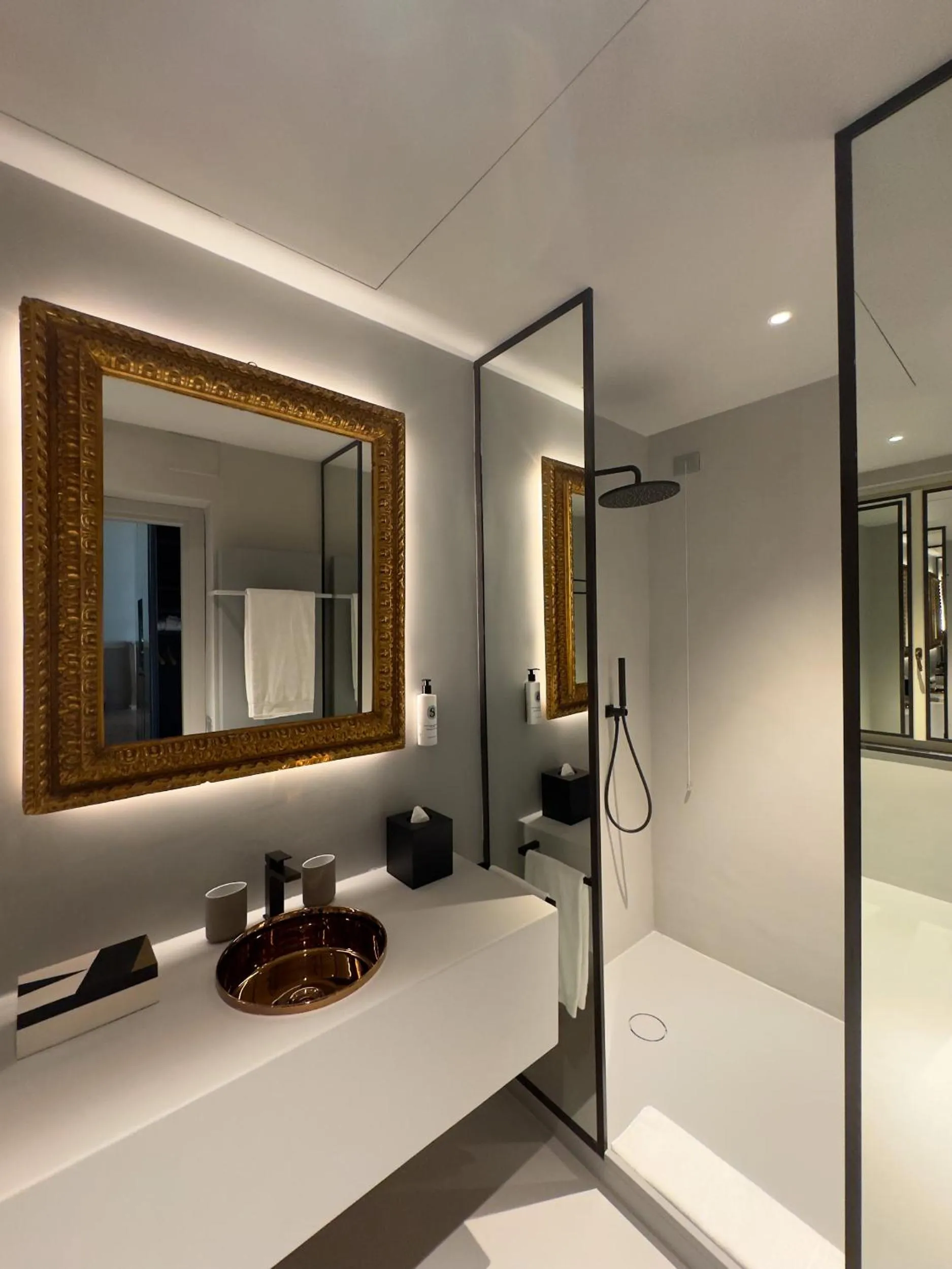 Bathroom in Hotel Palazzo Durazzo Suites