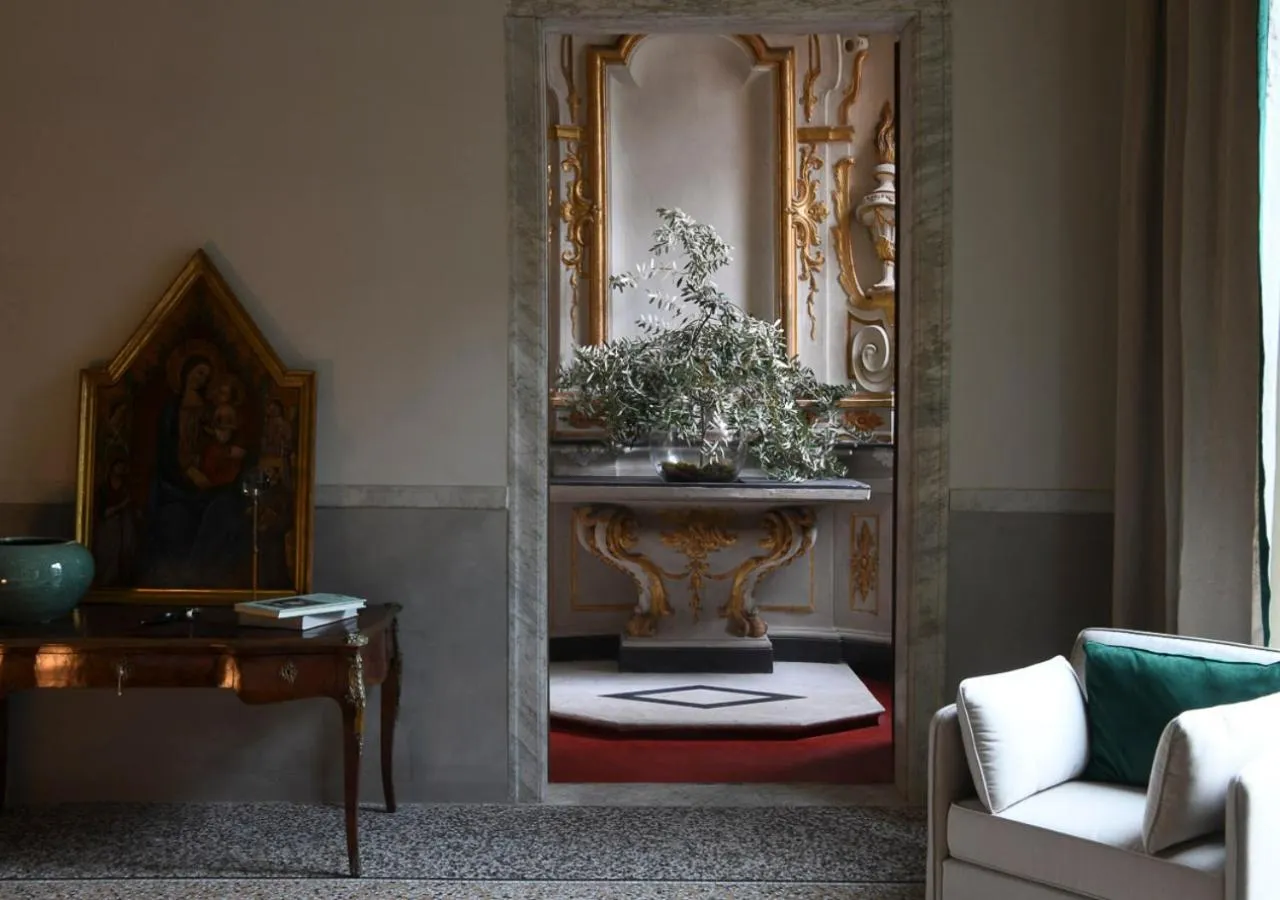 Decorative detail in Hotel Palazzo Durazzo Suites