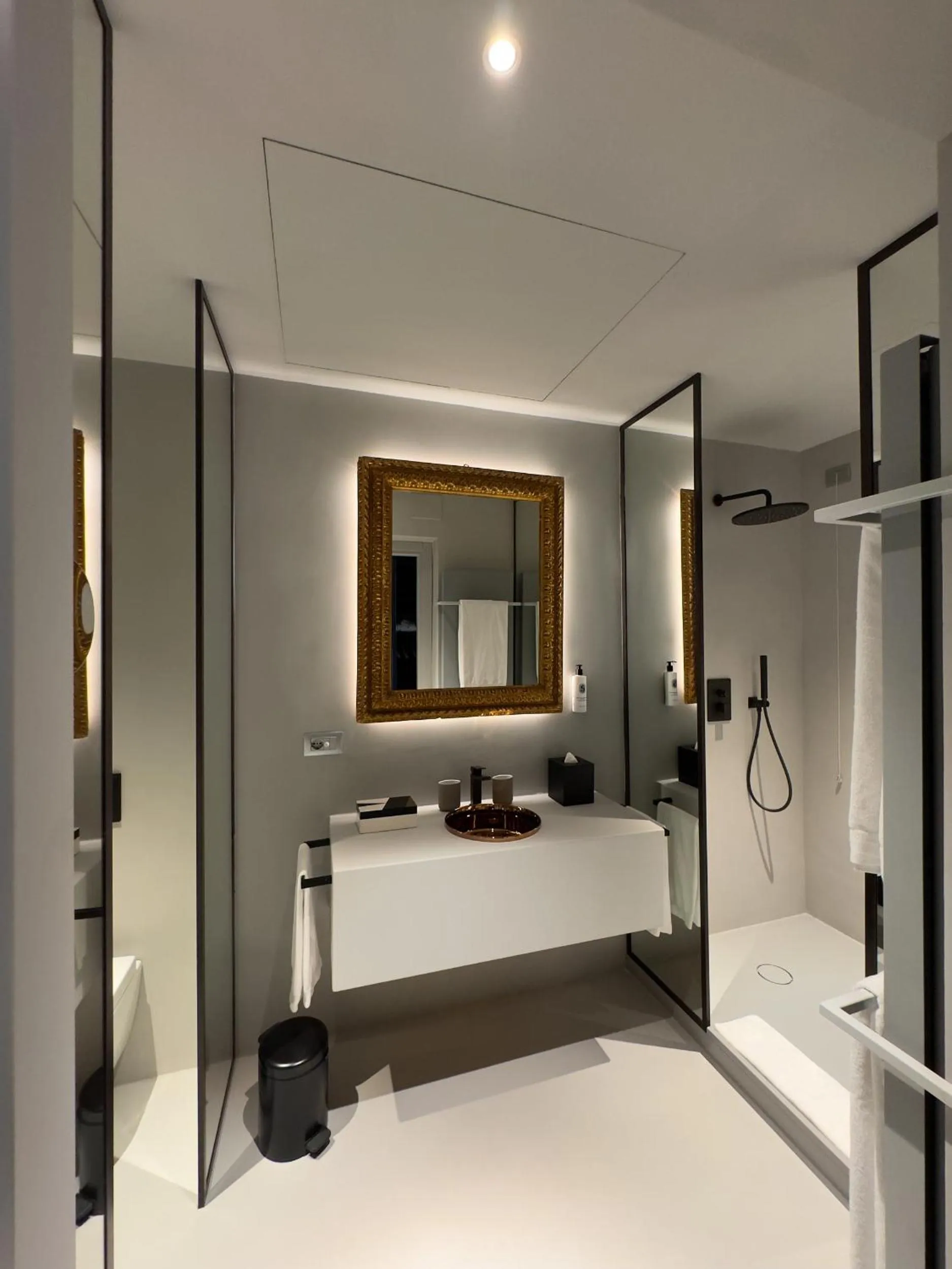 Bathroom, Bed in Hotel Palazzo Durazzo Suites