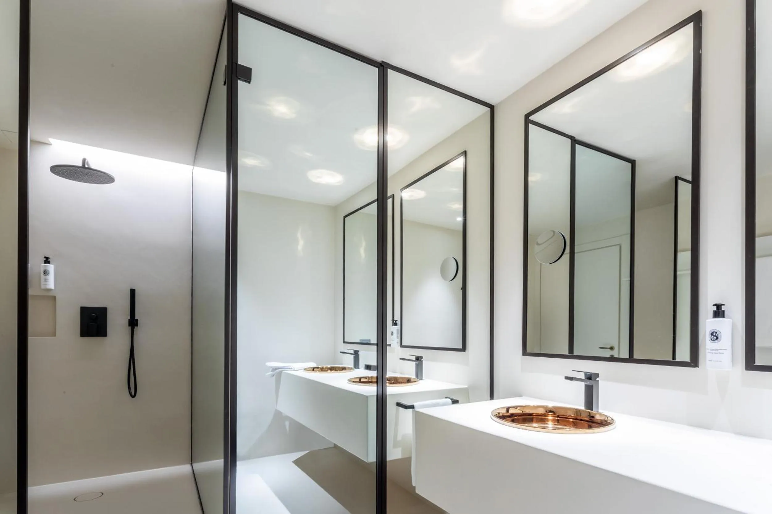 Shower in Hotel Palazzo Durazzo Suites