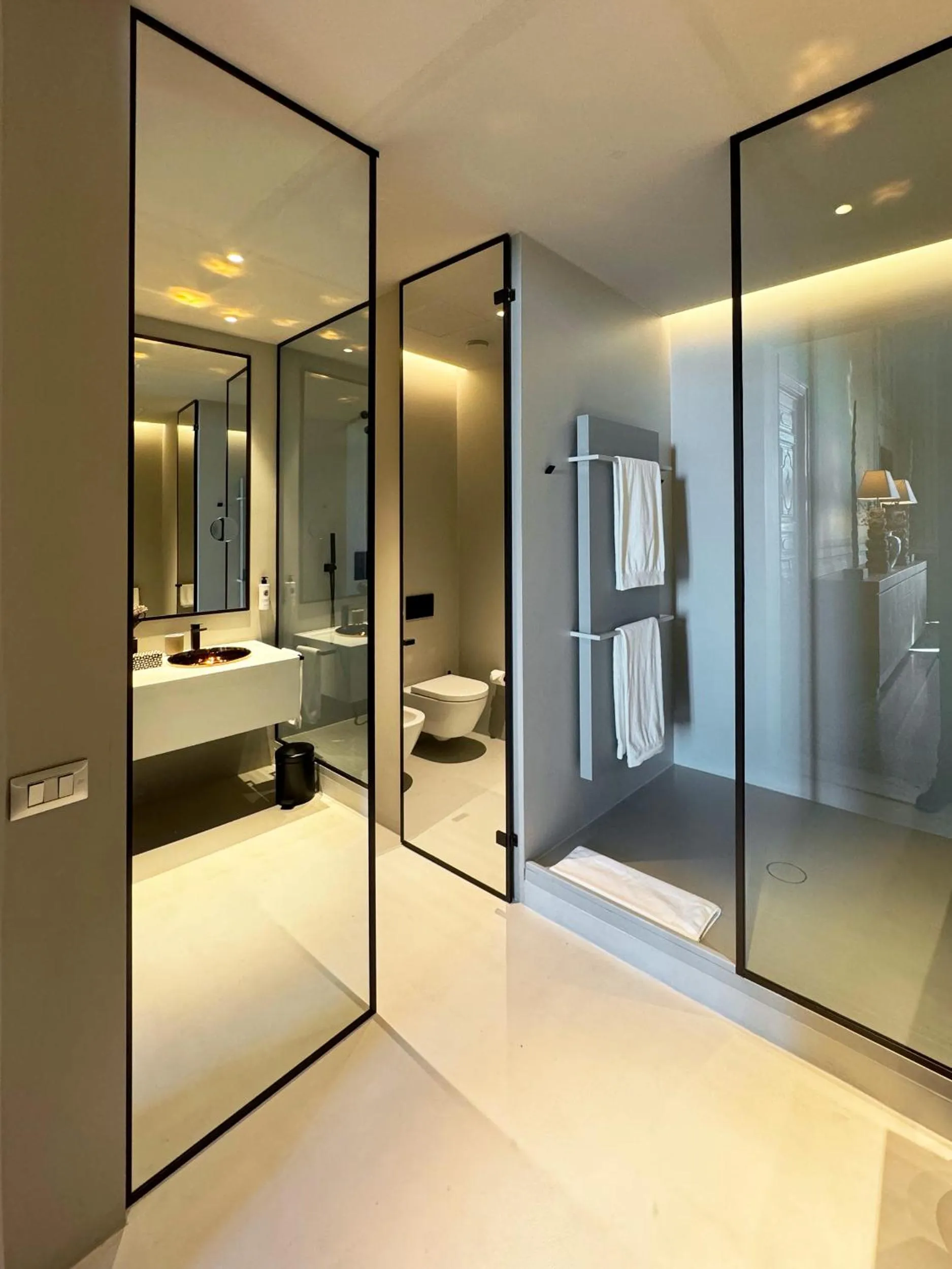 Bathroom, Bed in Hotel Palazzo Durazzo Suites