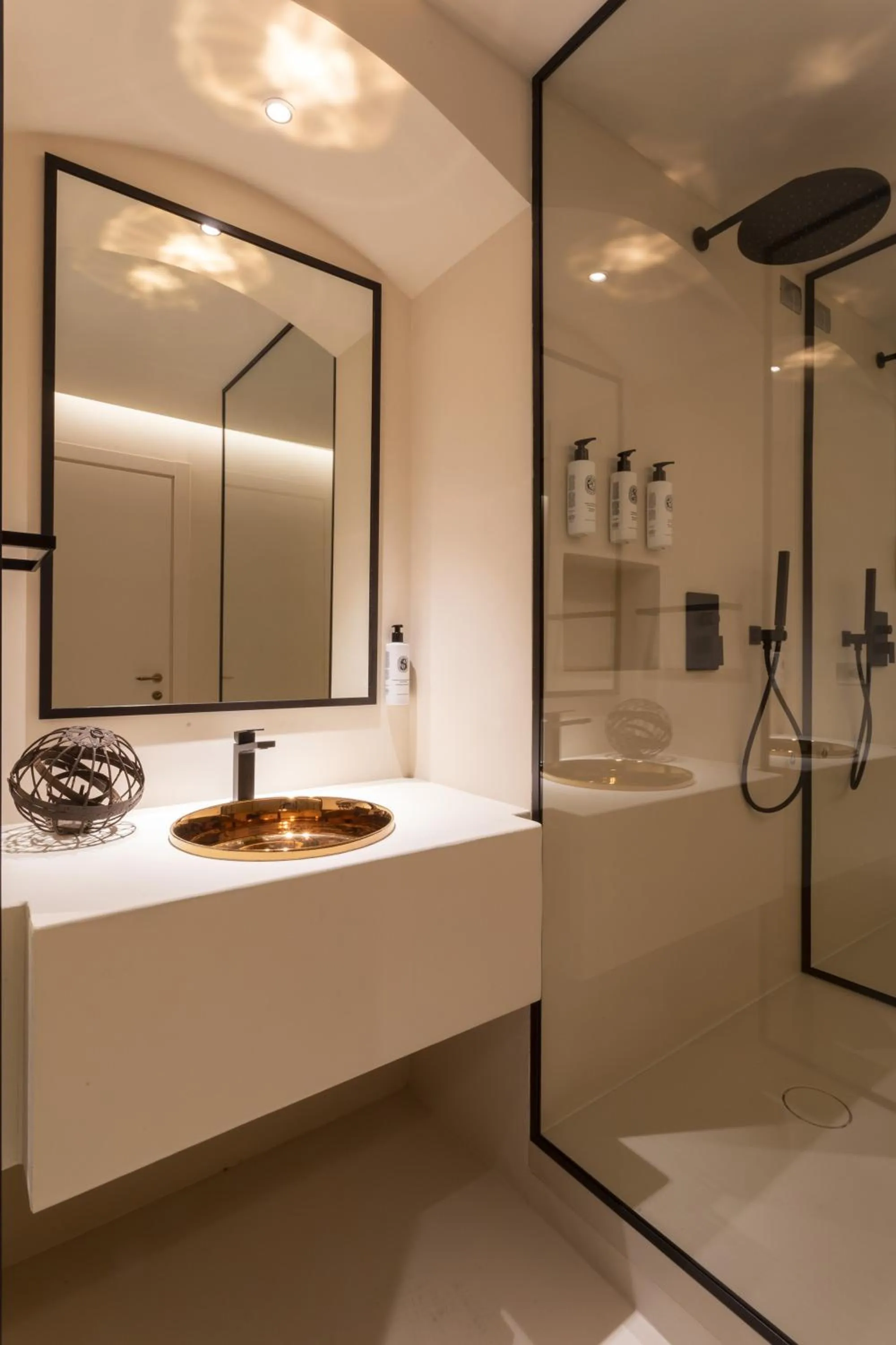 Shower in Hotel Palazzo Durazzo Suites