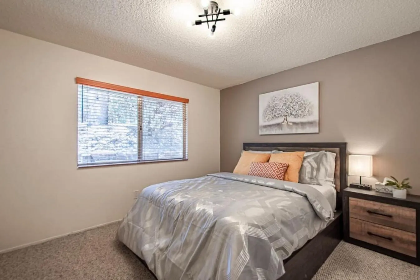 Bed in Cherry Cottage 15 min from Yosemite South Entrance