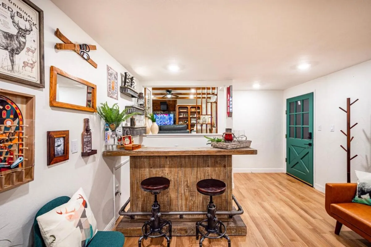 Sugarpine Trailhead Lodge at Lewis Creek Upper Trailhead just 7 miles from Yosemite