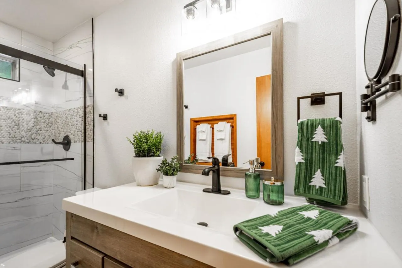 Sugarpine Trailhead Lodge at Lewis Creek Upper Trailhead just 7 miles from Yosemite