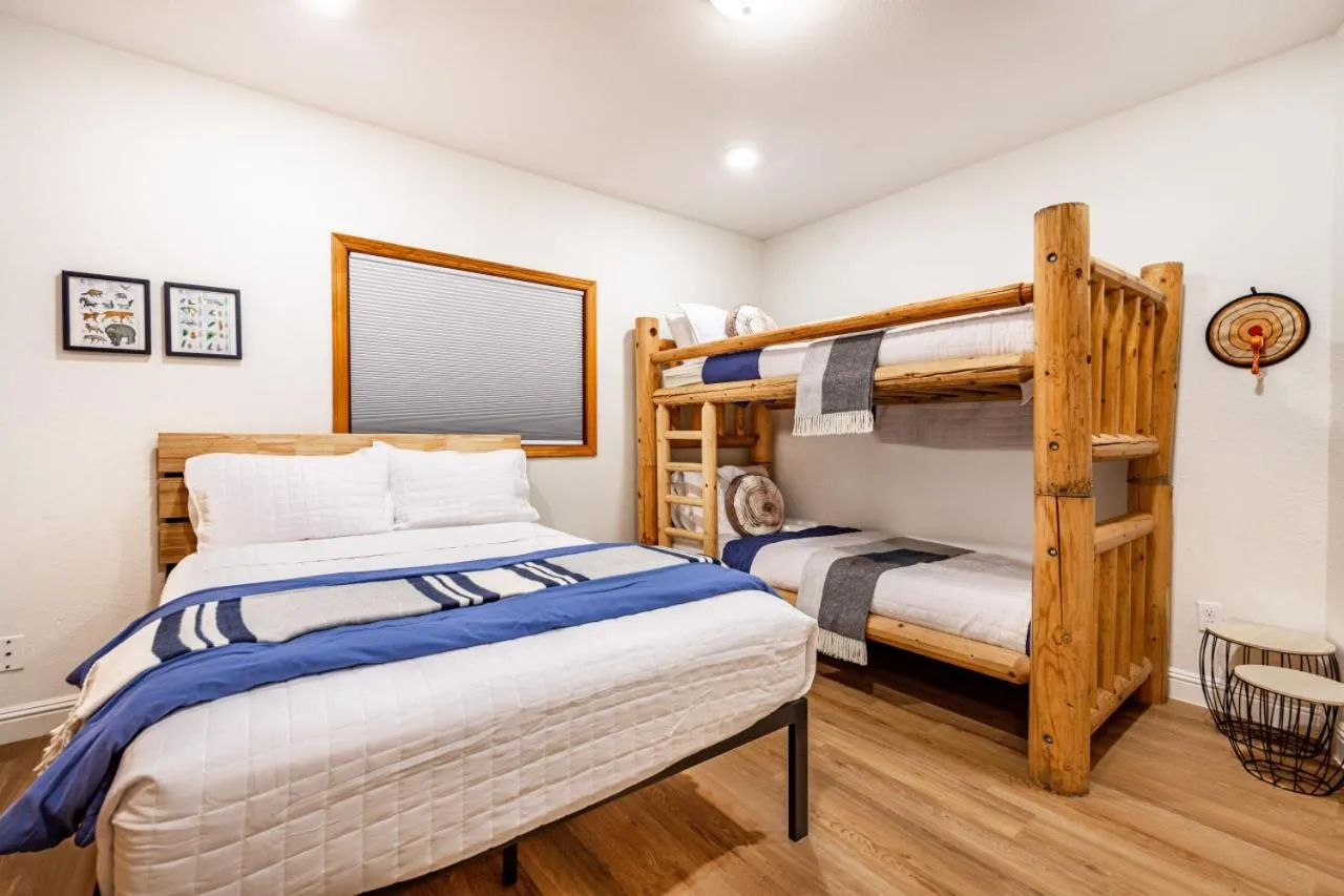 Bed in Sugarpine Trailhead Lodge at Lewis Creek Upper Trailhead just 7 miles from Yosemite