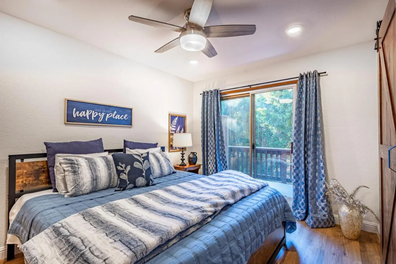 Bed in Sugarpine Trailhead Lodge at Lewis Creek Upper Trailhead just 7 miles from Yosemite