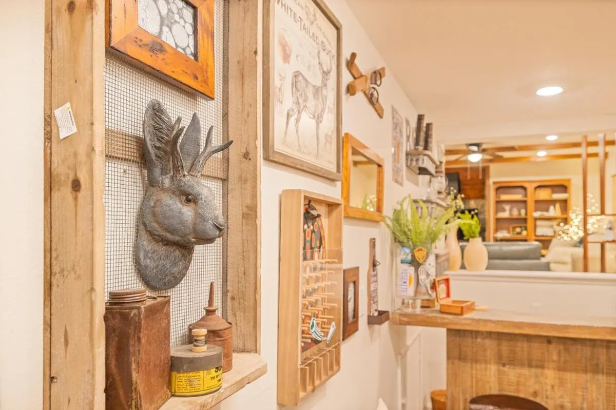 Sugarpine Trailhead Lodge at Lewis Creek Upper Trailhead just 7 miles from Yosemite