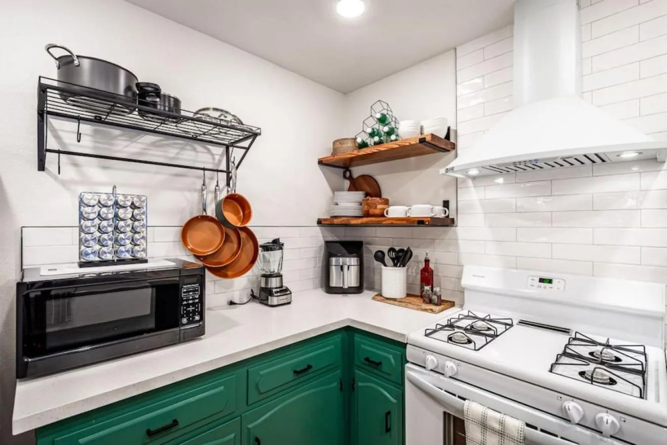 Coffee/tea facilities in Sugarpine Trailhead Lodge at Lewis Creek Upper Trailhead just 7 miles from Yosemite