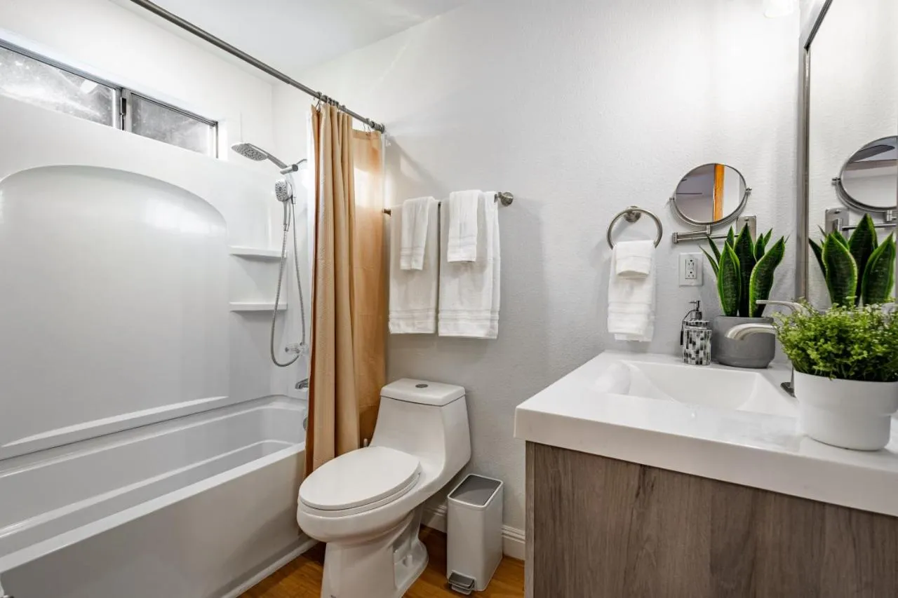 Sugarpine Trailhead Lodge at Lewis Creek Upper Trailhead just 7 miles from Yosemite