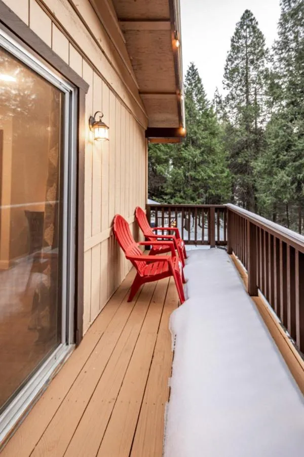 Sugarpine Trailhead Lodge at Lewis Creek Upper Trailhead just 7 miles from Yosemite