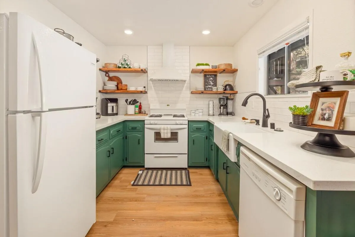 Sugarpine Trailhead Lodge at Lewis Creek Upper Trailhead just 7 miles from Yosemite