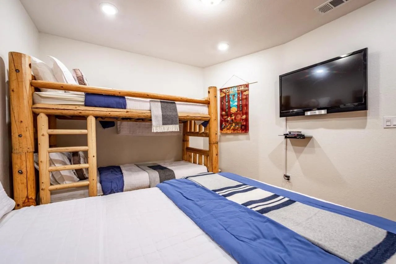Bed in Sugarpine Trailhead Lodge at Lewis Creek Upper Trailhead just 7 miles from Yosemite