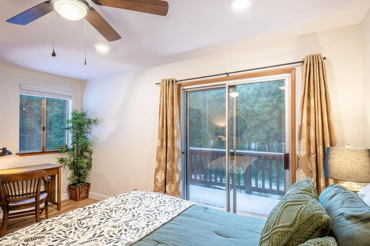 Bed in Sugarpine Trailhead Lodge at Lewis Creek Upper Trailhead just 7 miles from Yosemite