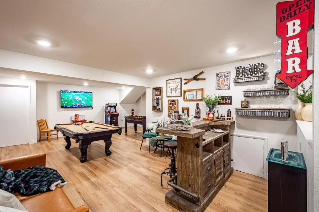 Communal lounge/ TV room in Sugarpine Trailhead Lodge at Lewis Creek Upper Trailhead just 7 miles from Yosemite