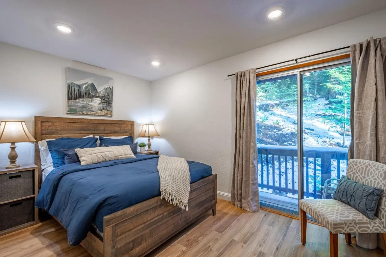 Bed in Sugarpine Trailhead Lodge at Lewis Creek Upper Trailhead just 7 miles from Yosemite