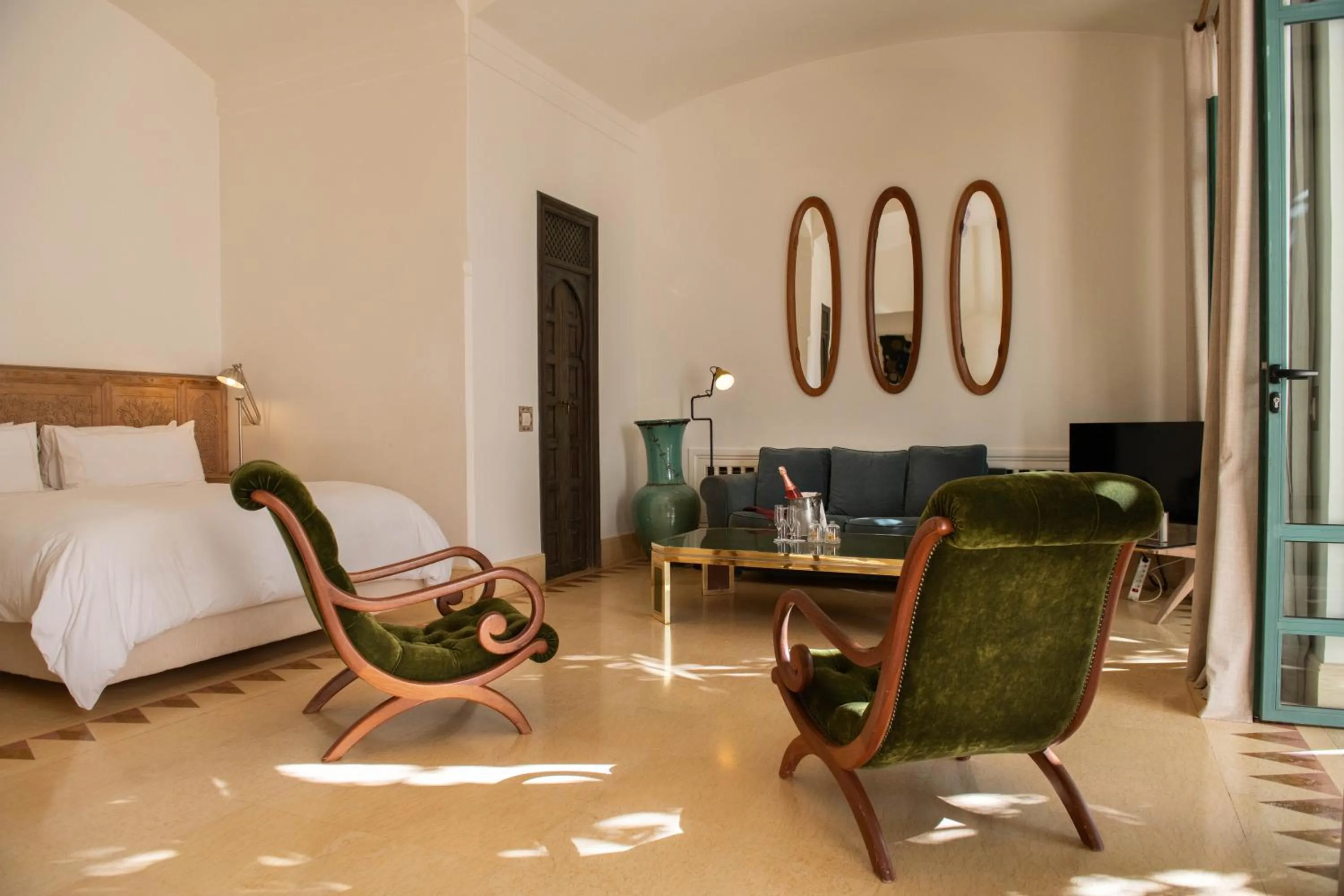 Living room, Bed in Les Deux Tours