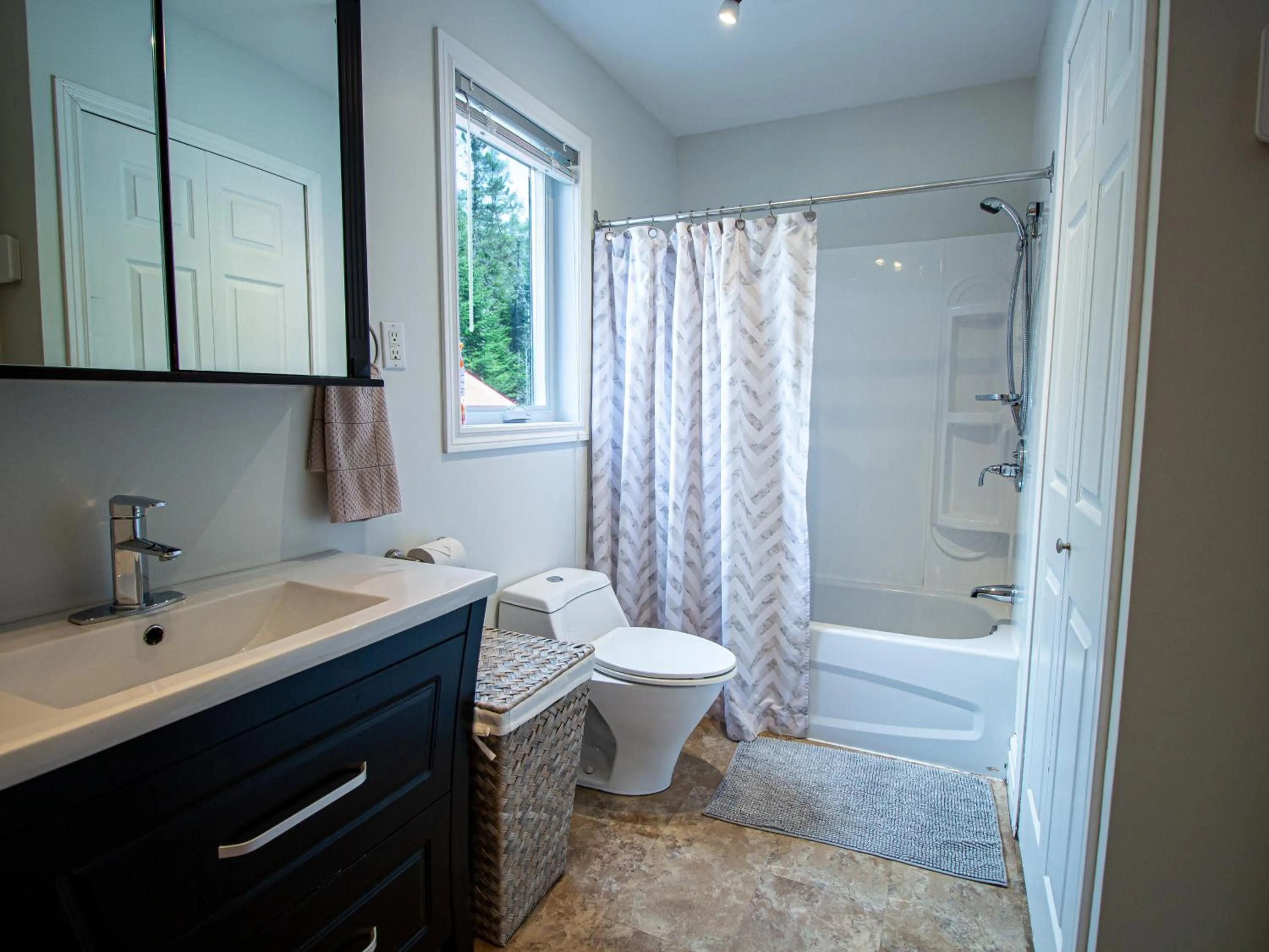 Bathroom in Les Chalets Tourisma - Chalet avec spa et foyer - Du Cap