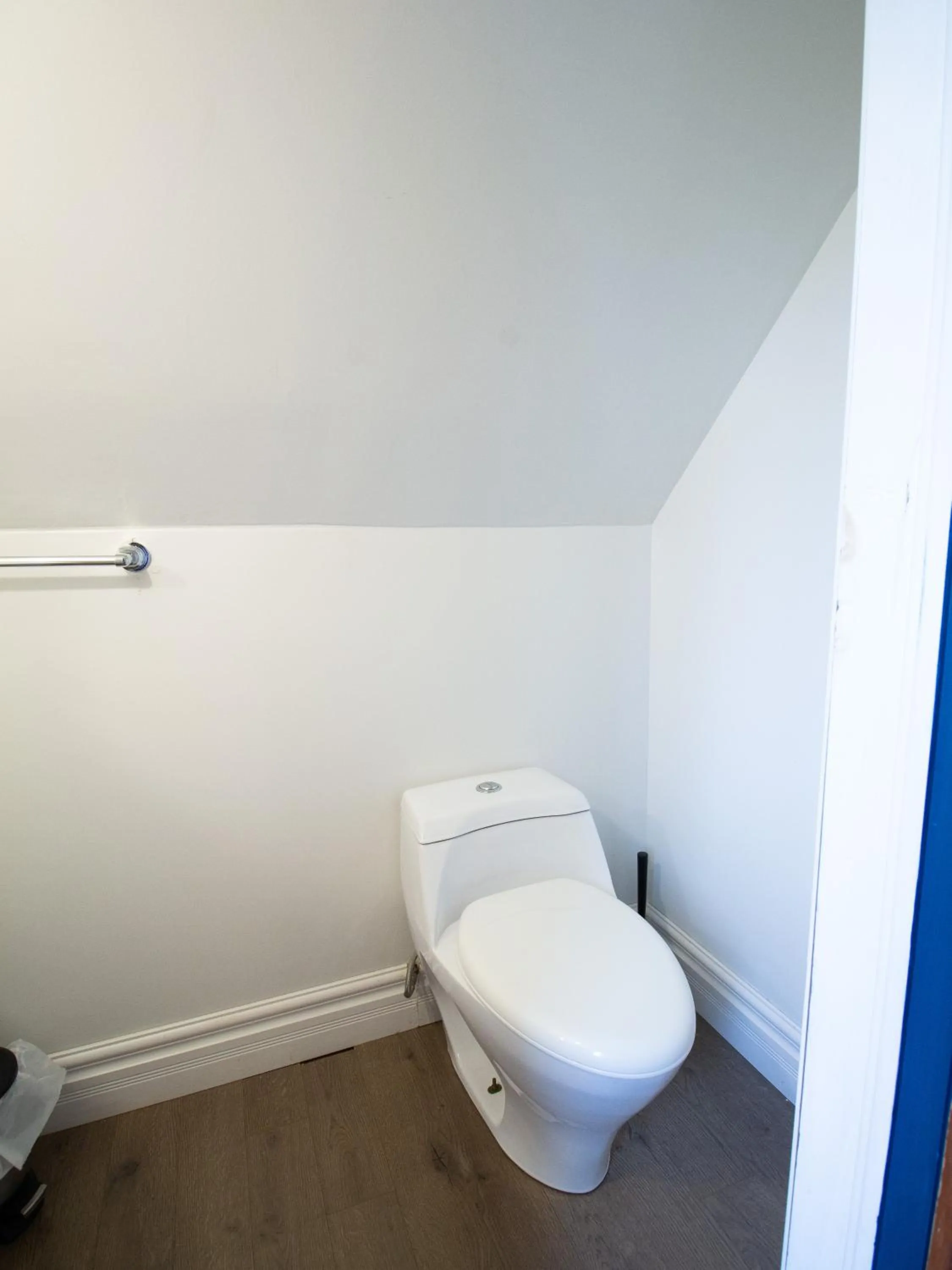 Toilet in Les Chalets Tourisma - Chalet avec spa et foyer - Du Cap