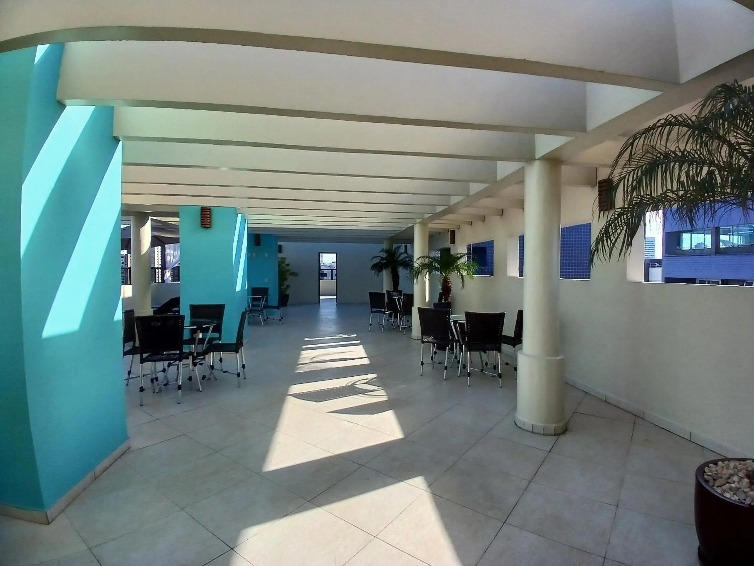 Patio in Flat Brasil Tropical Meireles by Escala