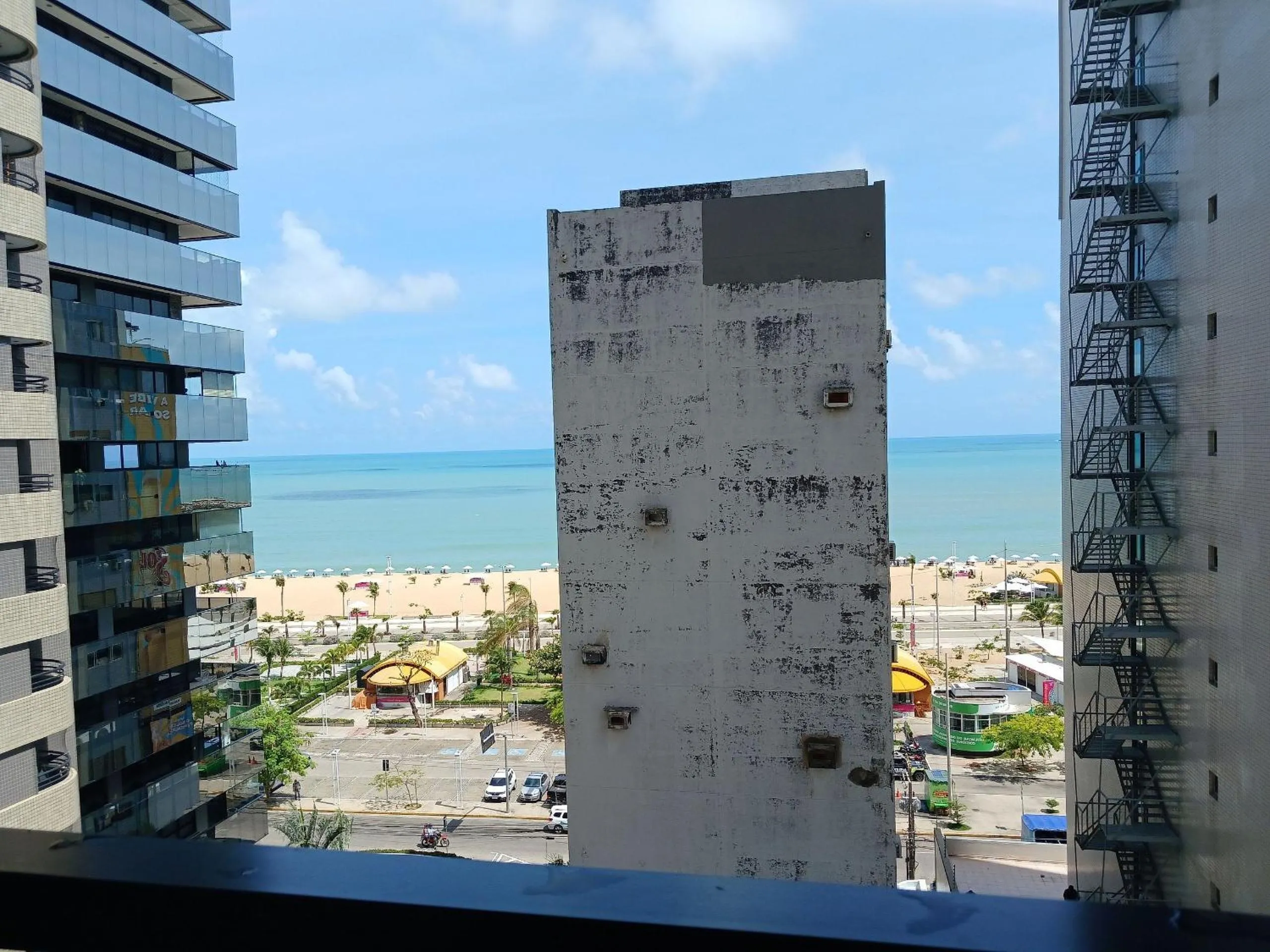 Balcony/Terrace in Flat Brasil Tropical Meireles by Escala