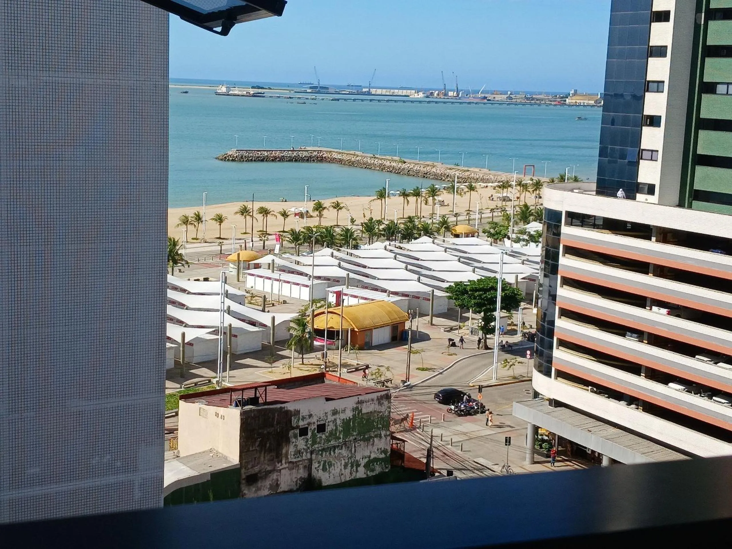 Balcony/Terrace in Flat Brasil Tropical Meireles by Escala