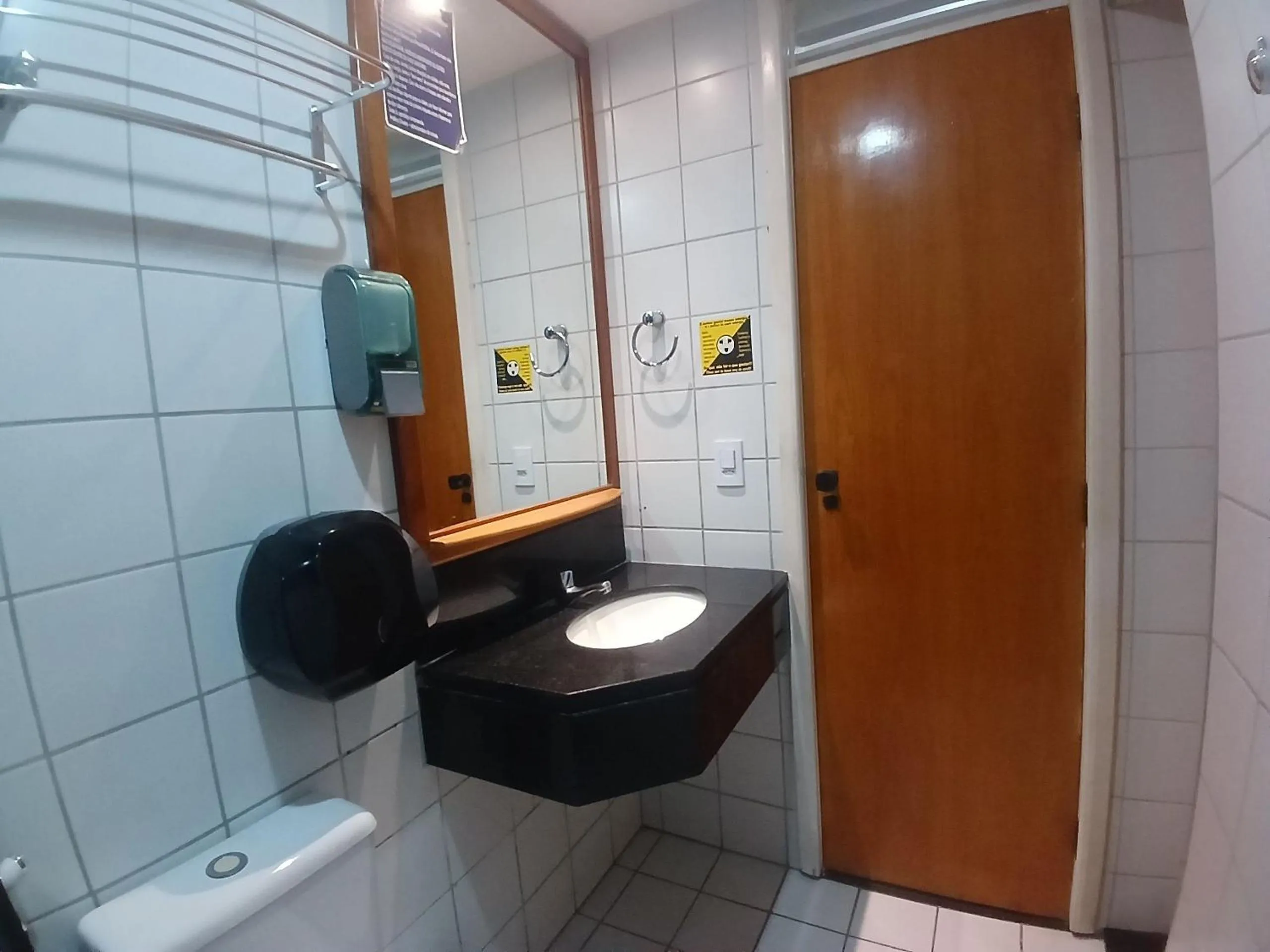 Toilet in Flat Brasil Tropical Meireles by Escala