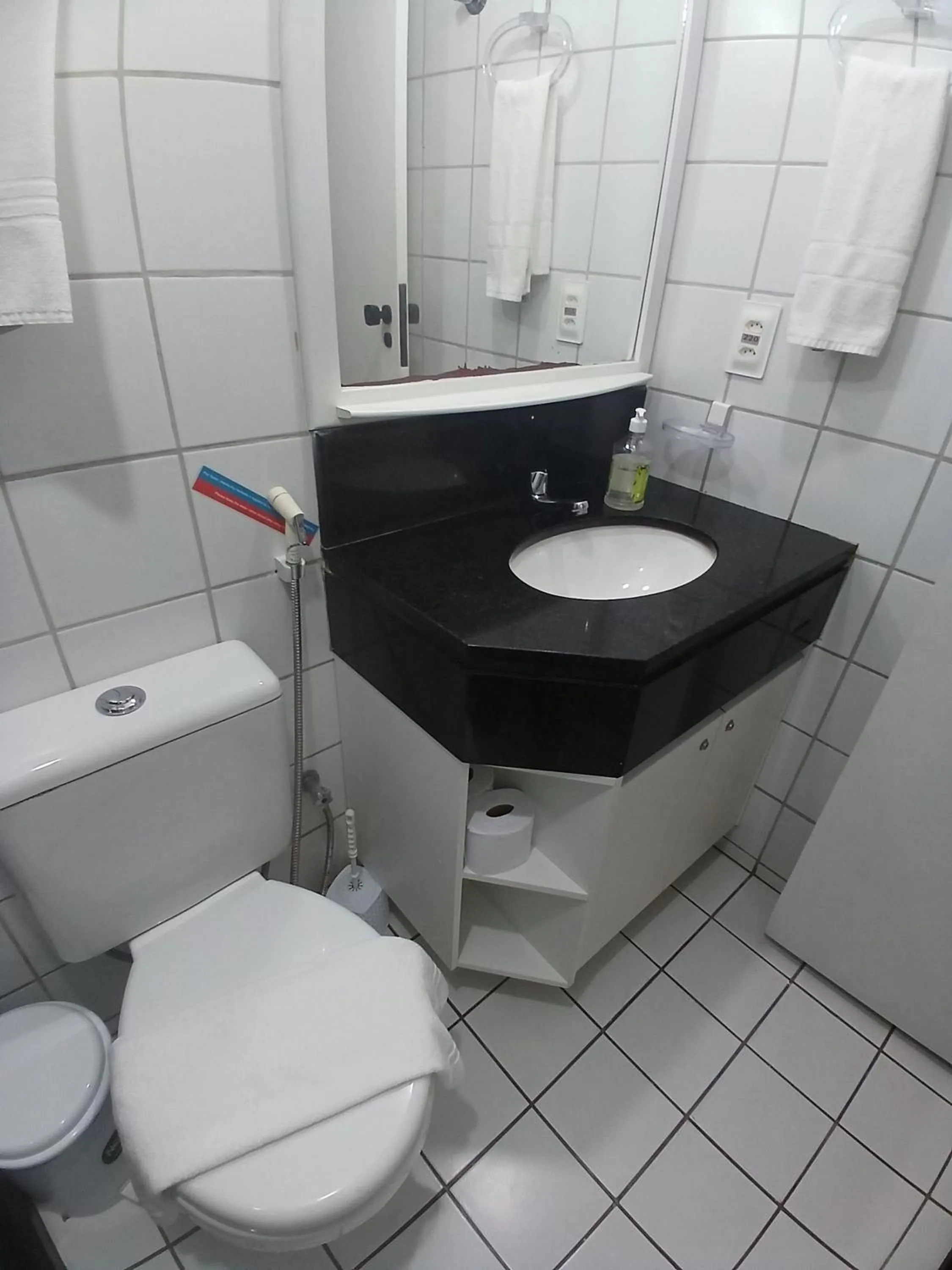 Bathroom in Flat Brasil Tropical Meireles by Escala