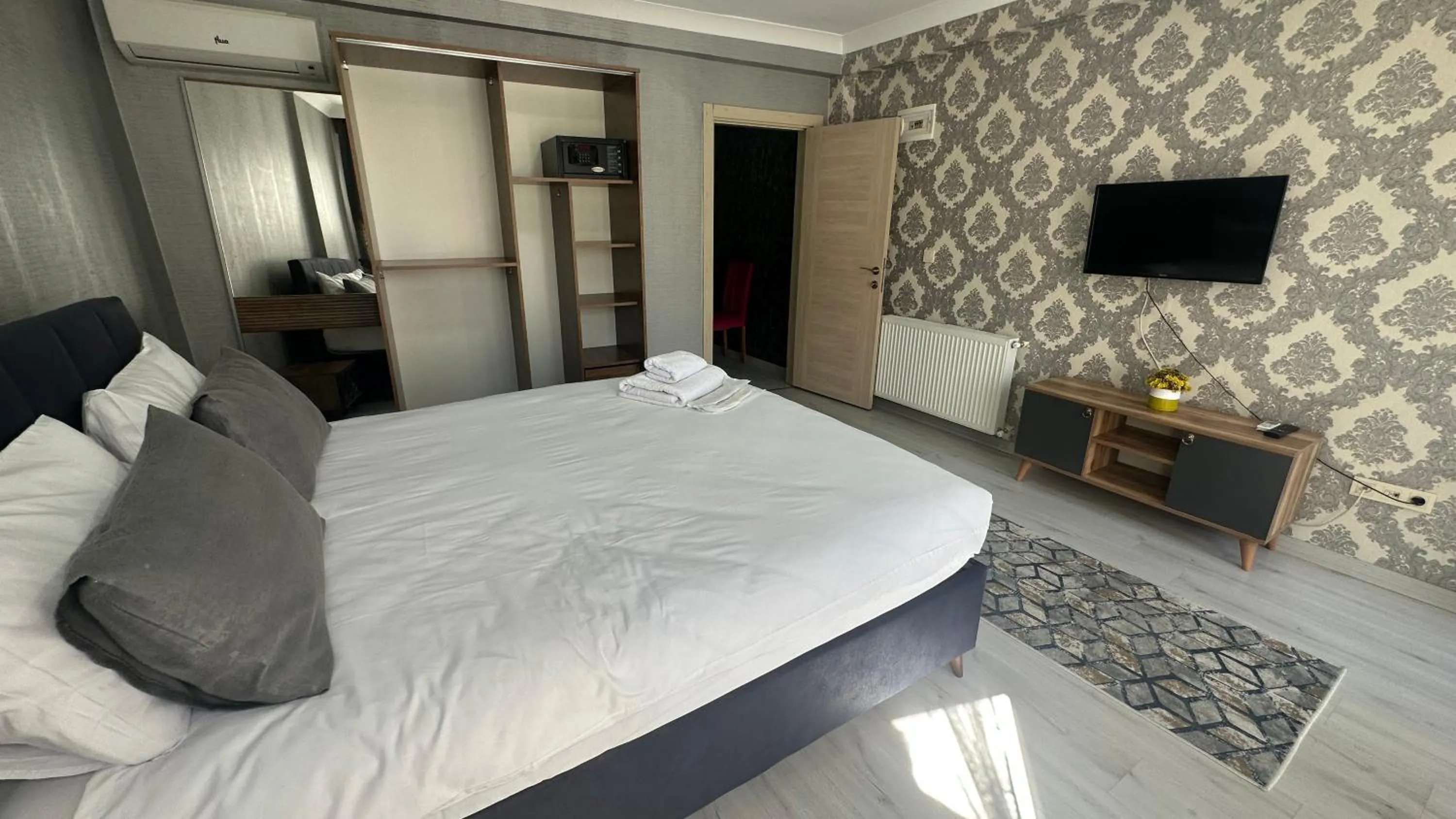 Communal lounge/ TV room in Taksim Royal Residence & Hotel