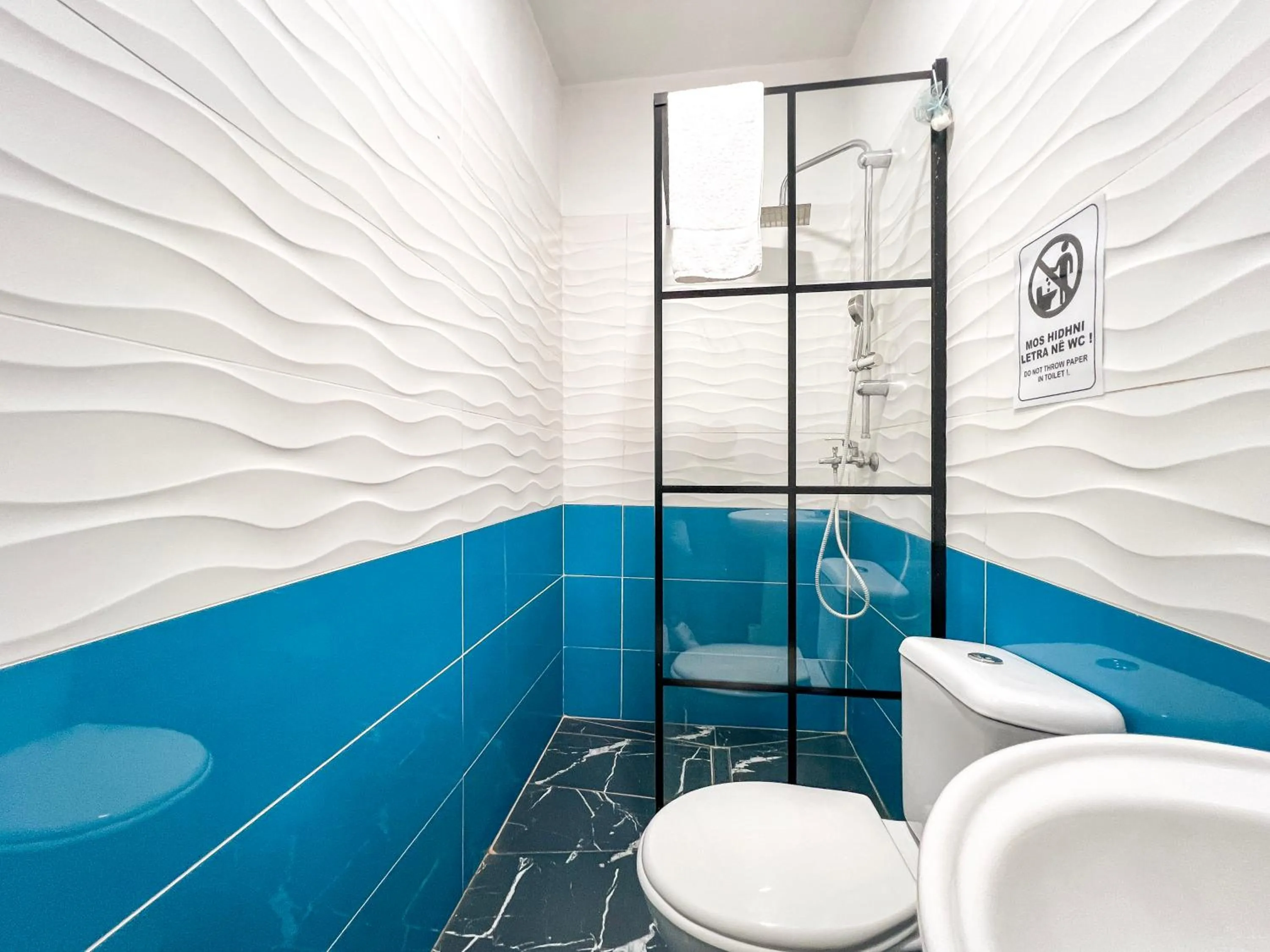 Shower in Hotel Tier Center