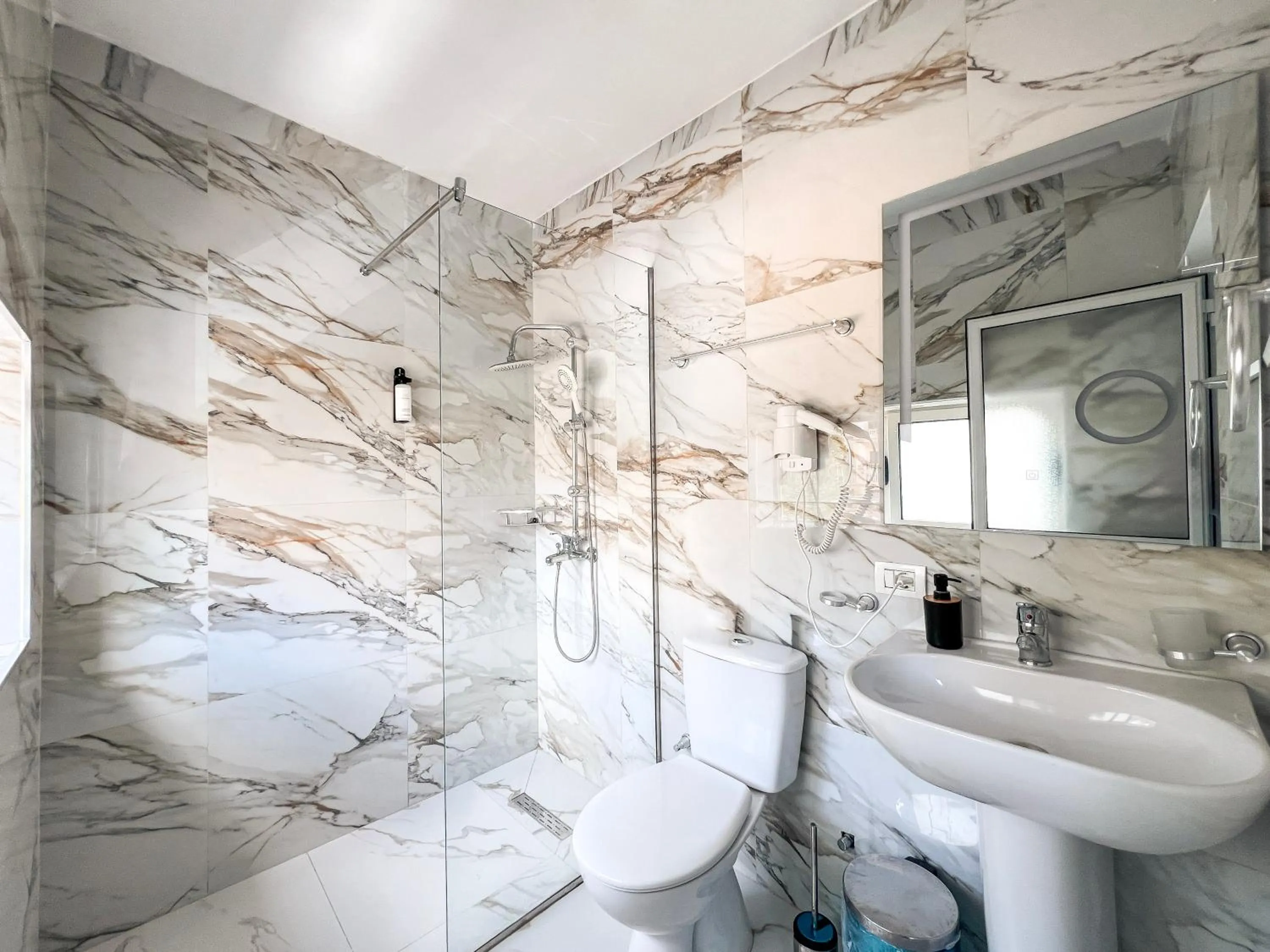 Shower in Hotel Tier Center