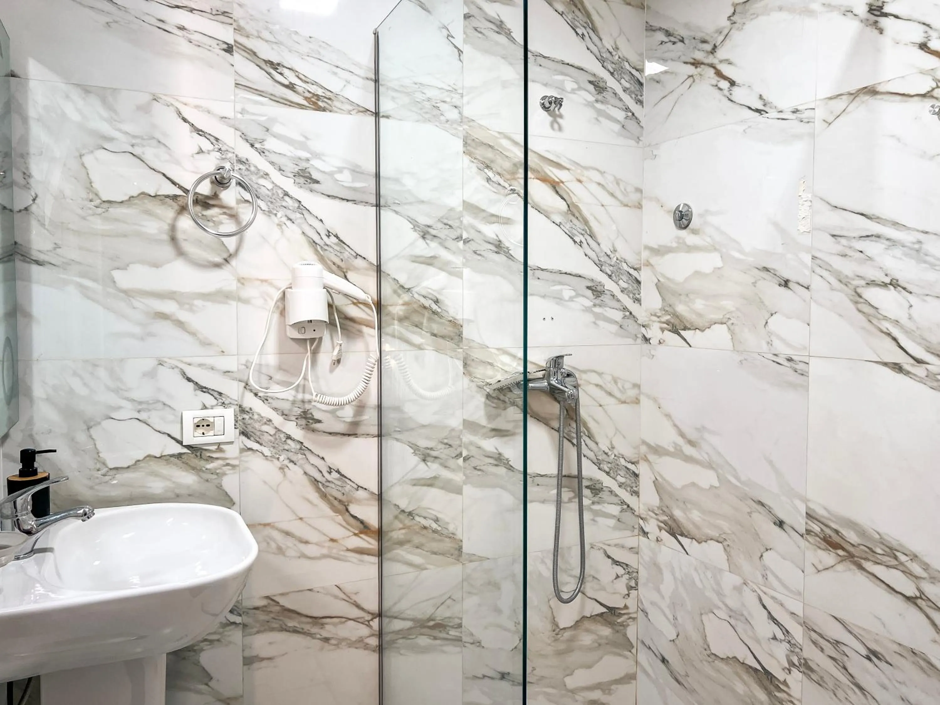 Shower in Hotel Tier Center