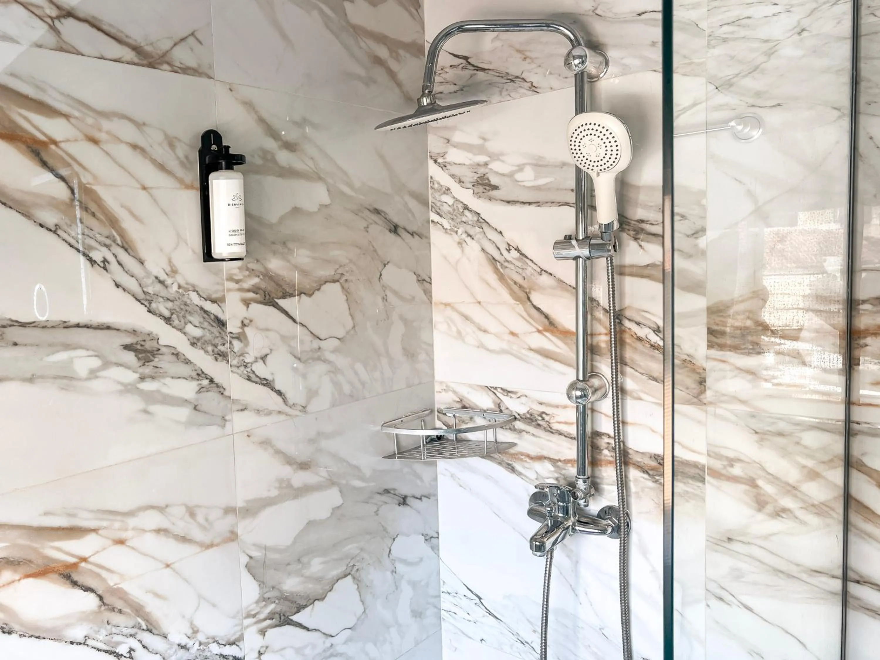 Shower in Hotel Tier Center