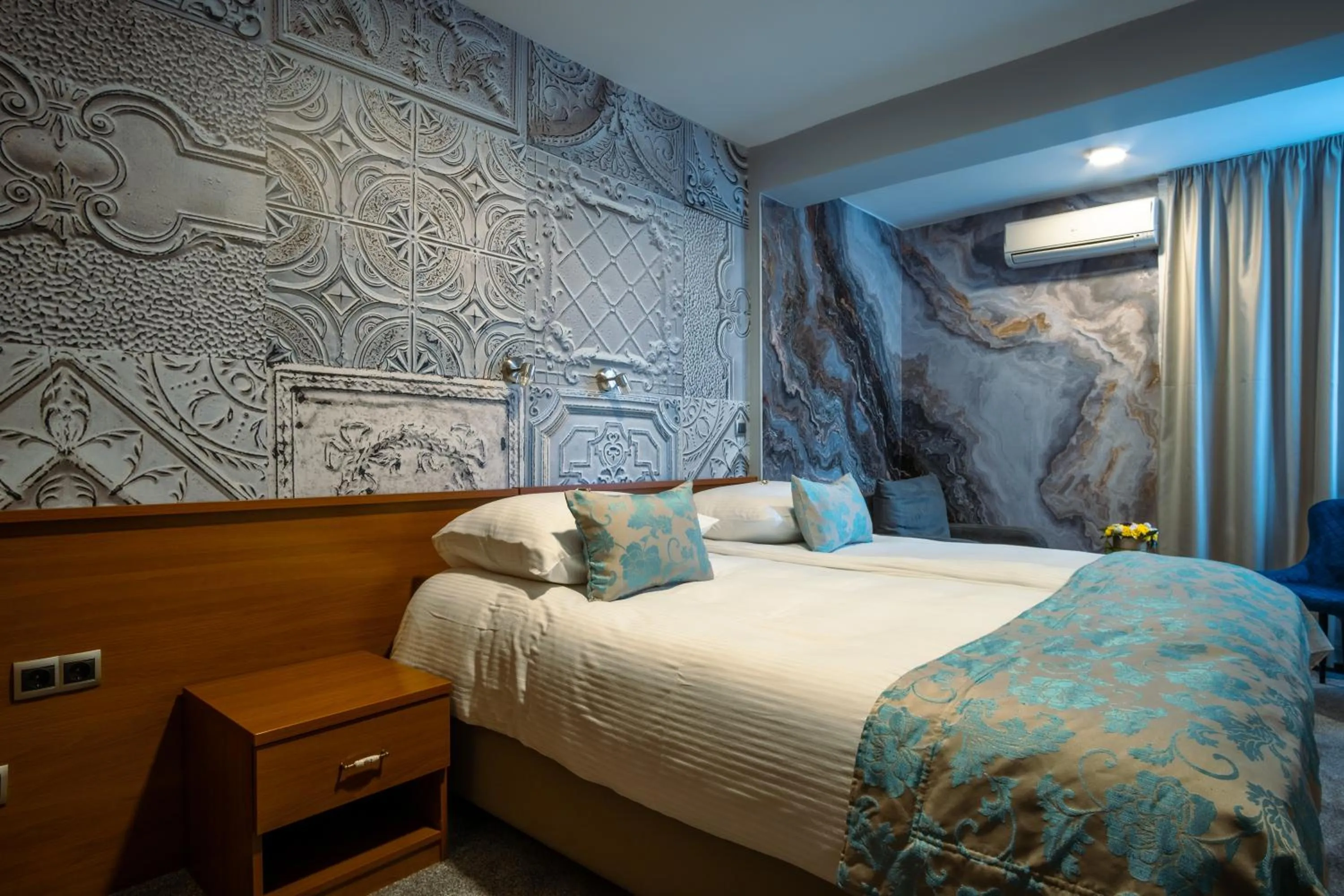 Bed in Hotel Villa Harmony - Free Parking