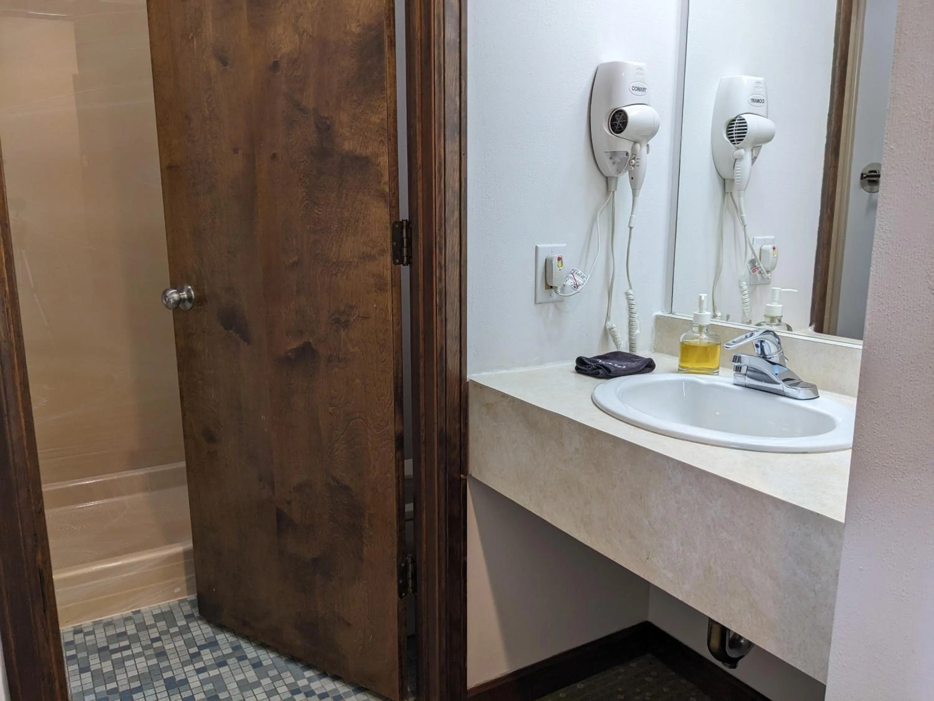 Shower in South Side Inn - Burlington