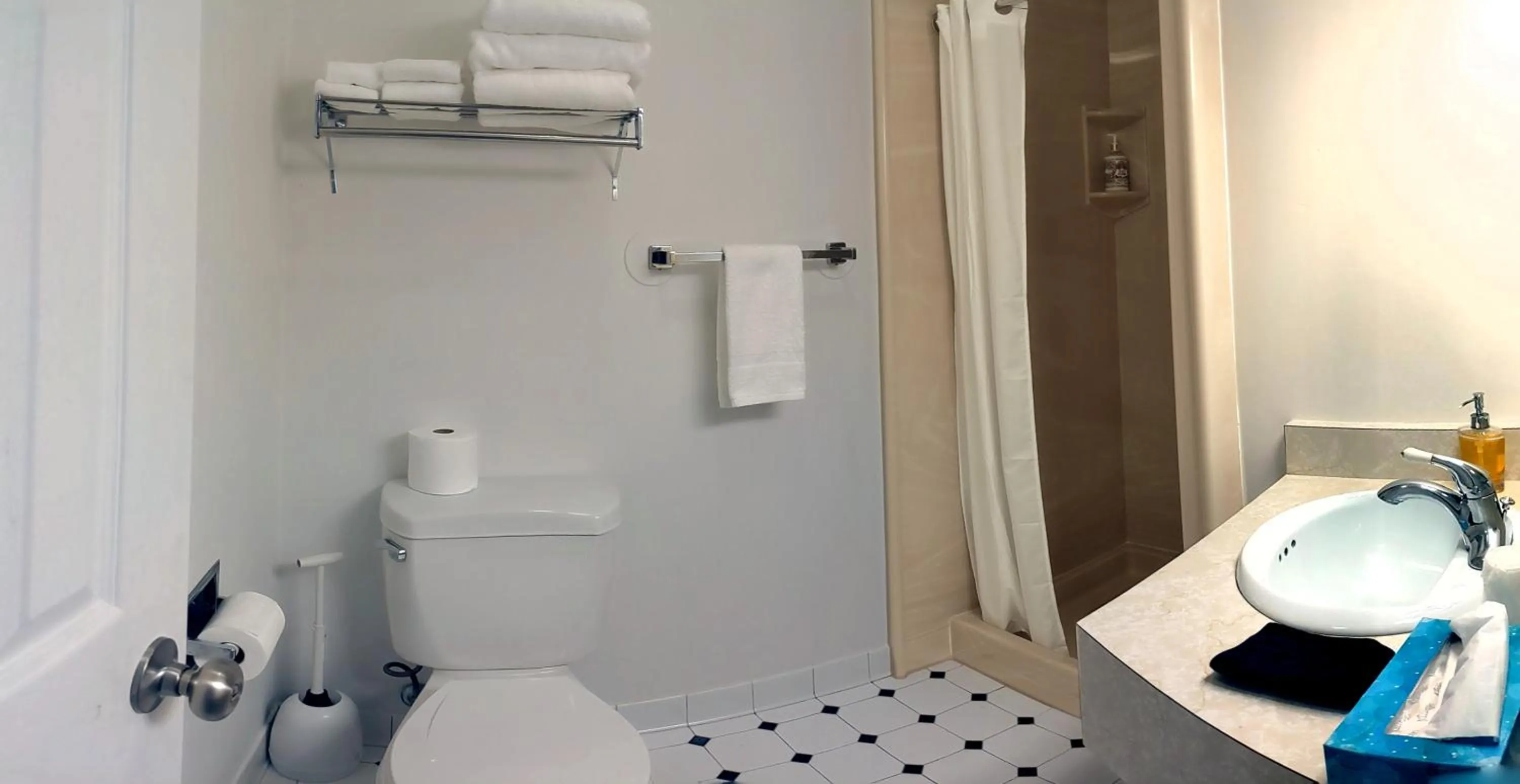 Shower in South Side Inn - Burlington