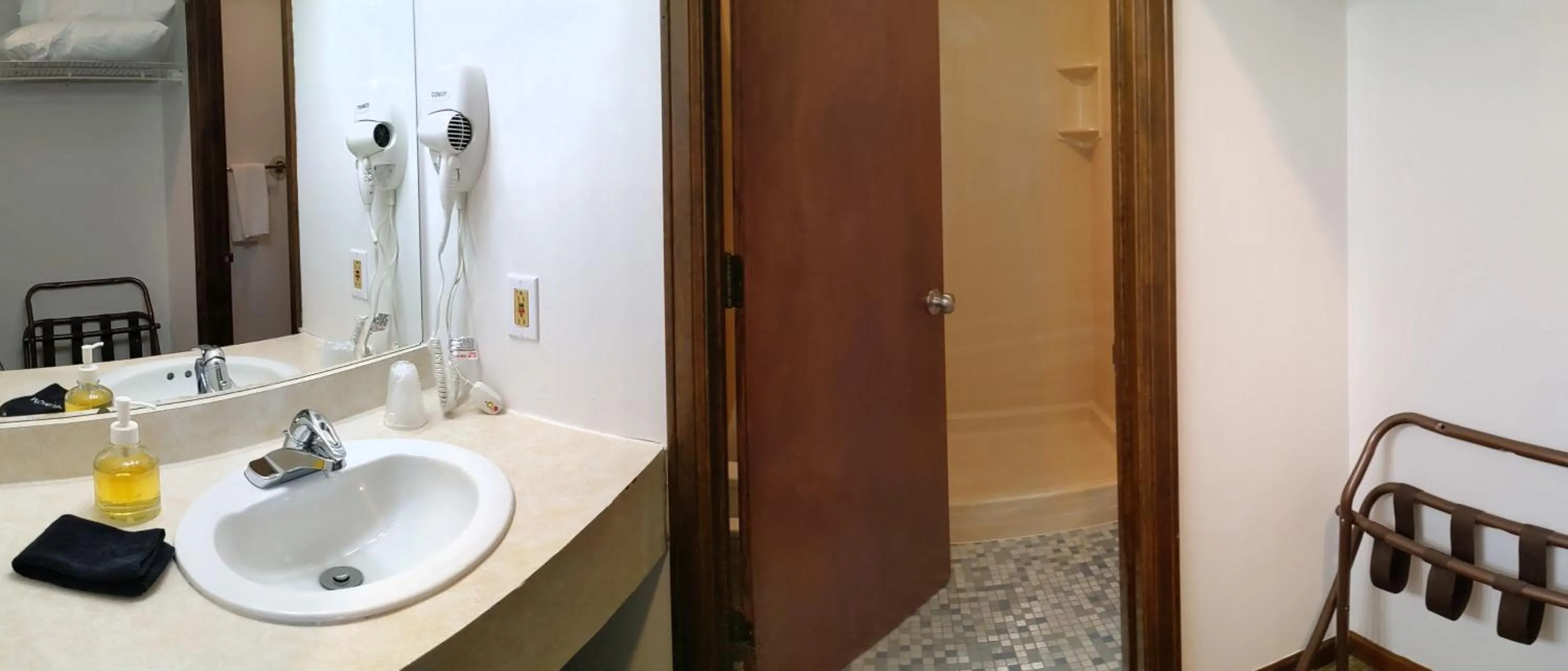 Shower in South Side Inn - Burlington