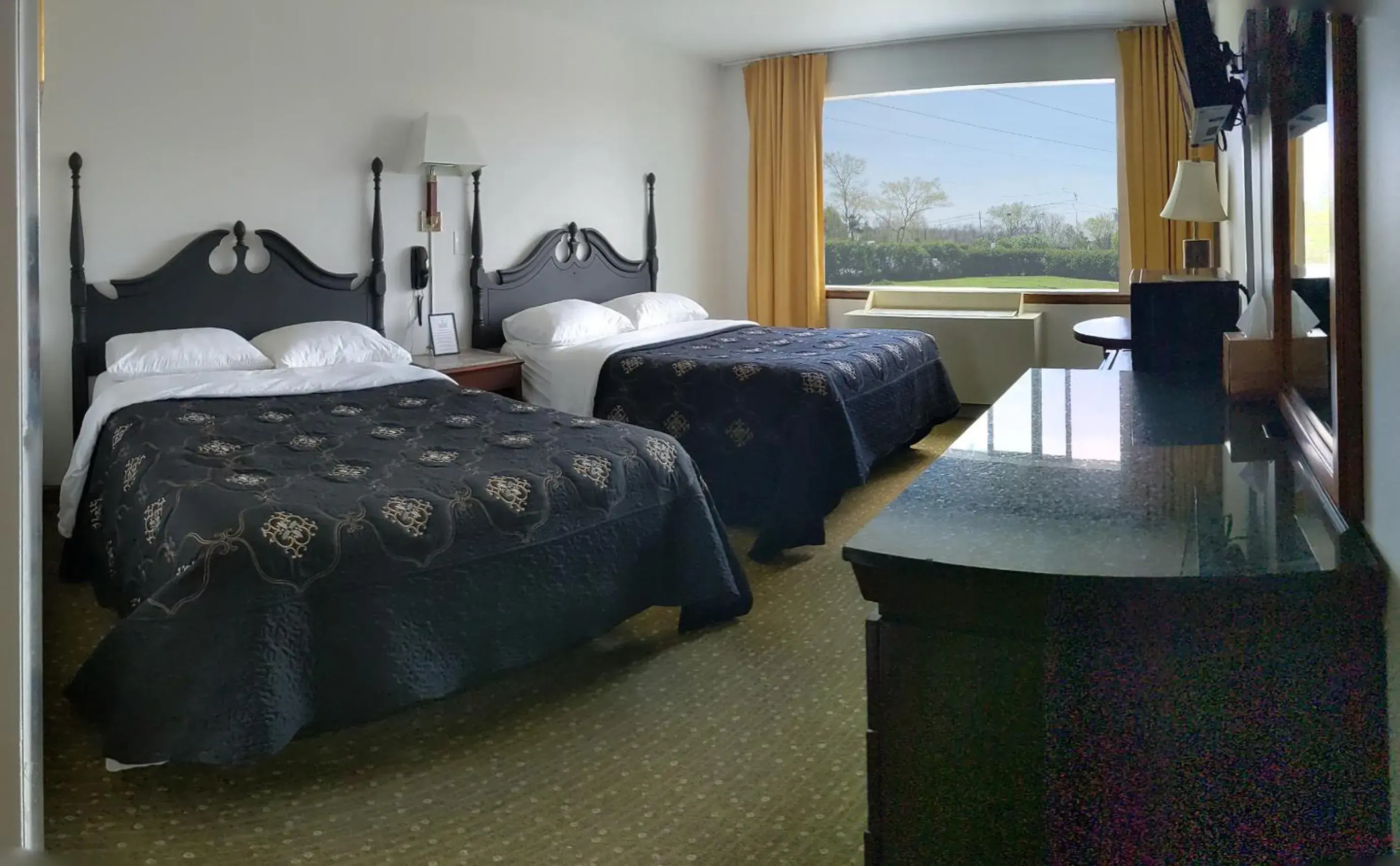 Double Room with Mountain View in South Side Inn - Burlington Double Room with Mountain View in South Side Inn - Burlington