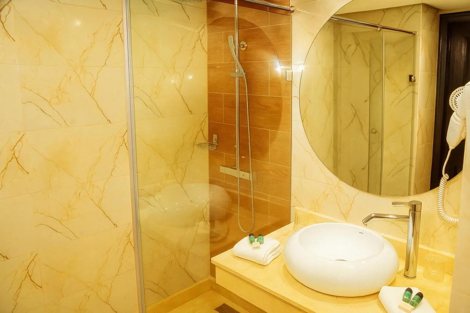 Shower in Anezi Tower Hotel
